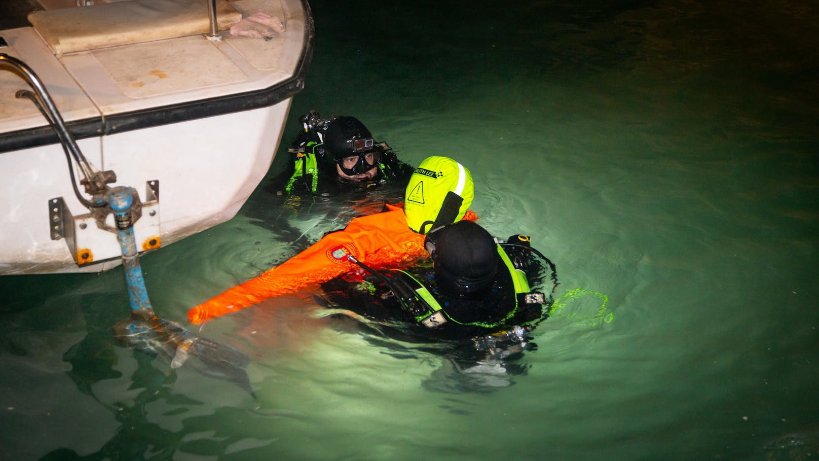 Um auf den Ernstfall vorbereitet zu sein, trafen sich 25 niederösterreichische Feuerwehrtaucher in der Seegrotte Hinterbrühl zu iner Übung.