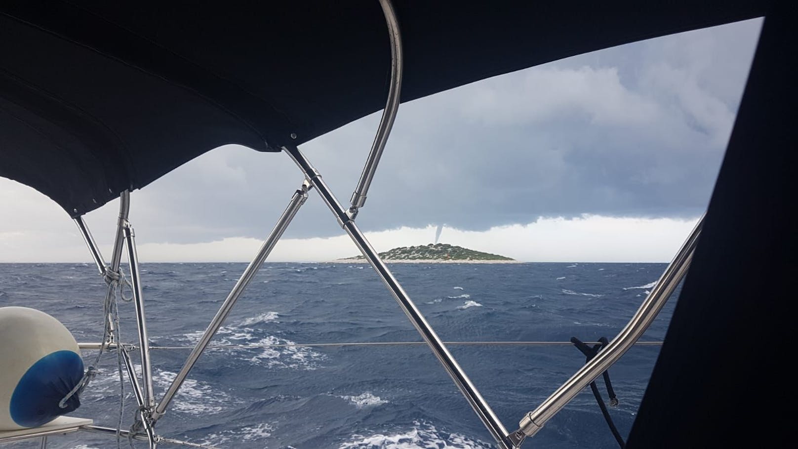 In Primošten fuhr "Heute"-Leser Andreas auf einem Boot und sah einen Tornado.