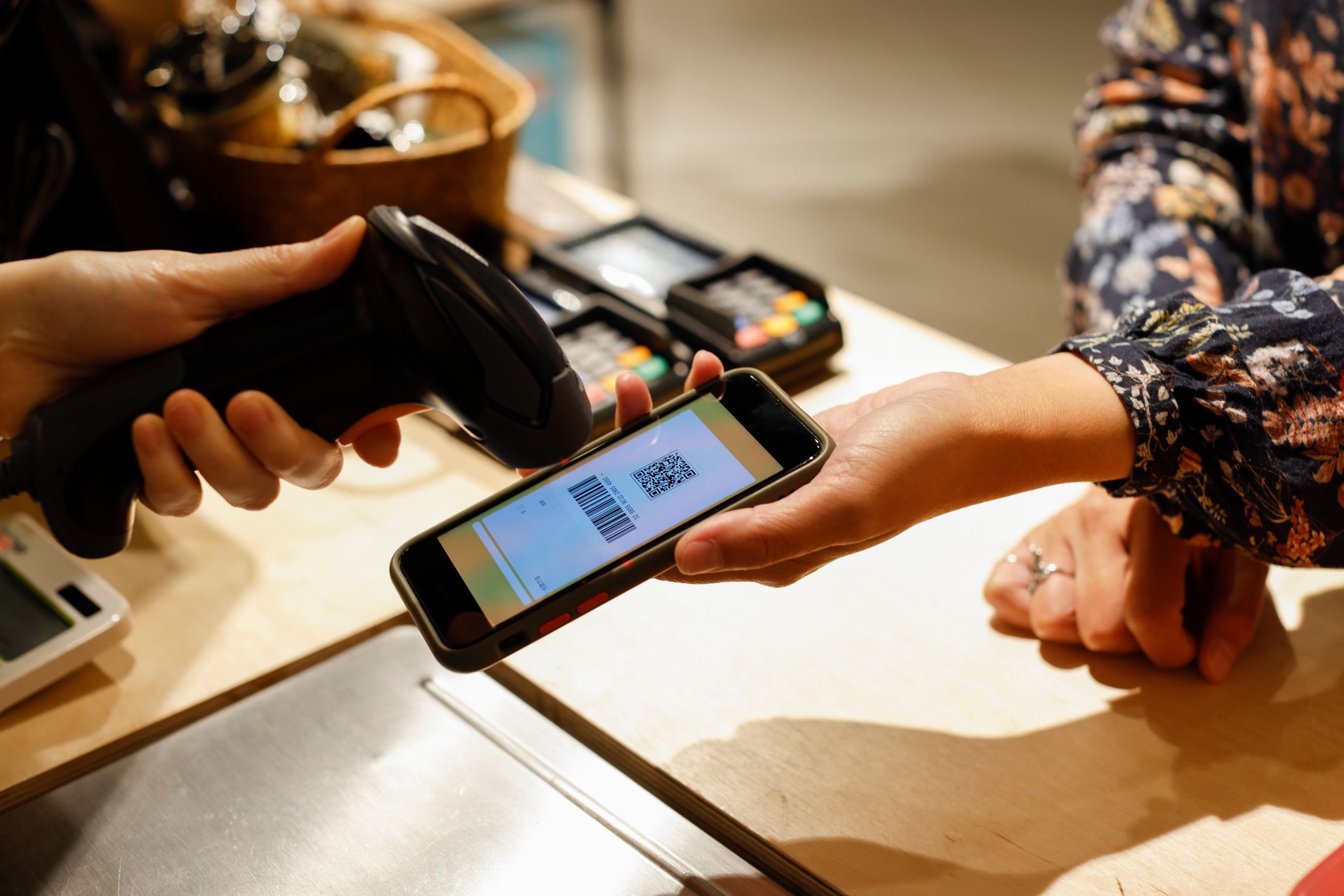 Der Betroffene war auf einer Autobahn-Raststätte beschäftigt. Er schaltete die AK ein. (Symbolbild)