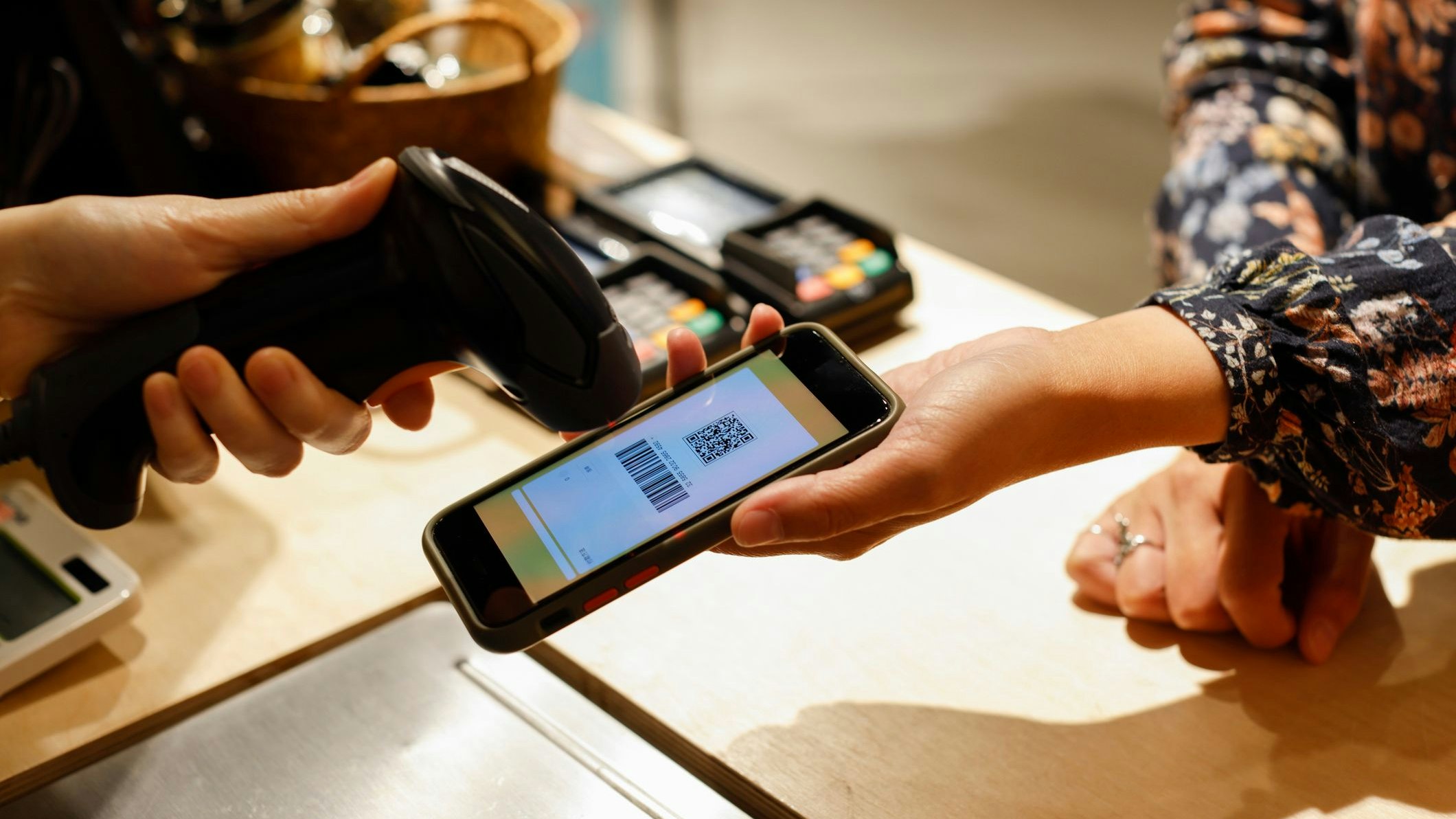 Der Betroffene war auf einer Autobahn-Raststätte beschäftigt. Er schaltete die AK ein. (Symbolbild)