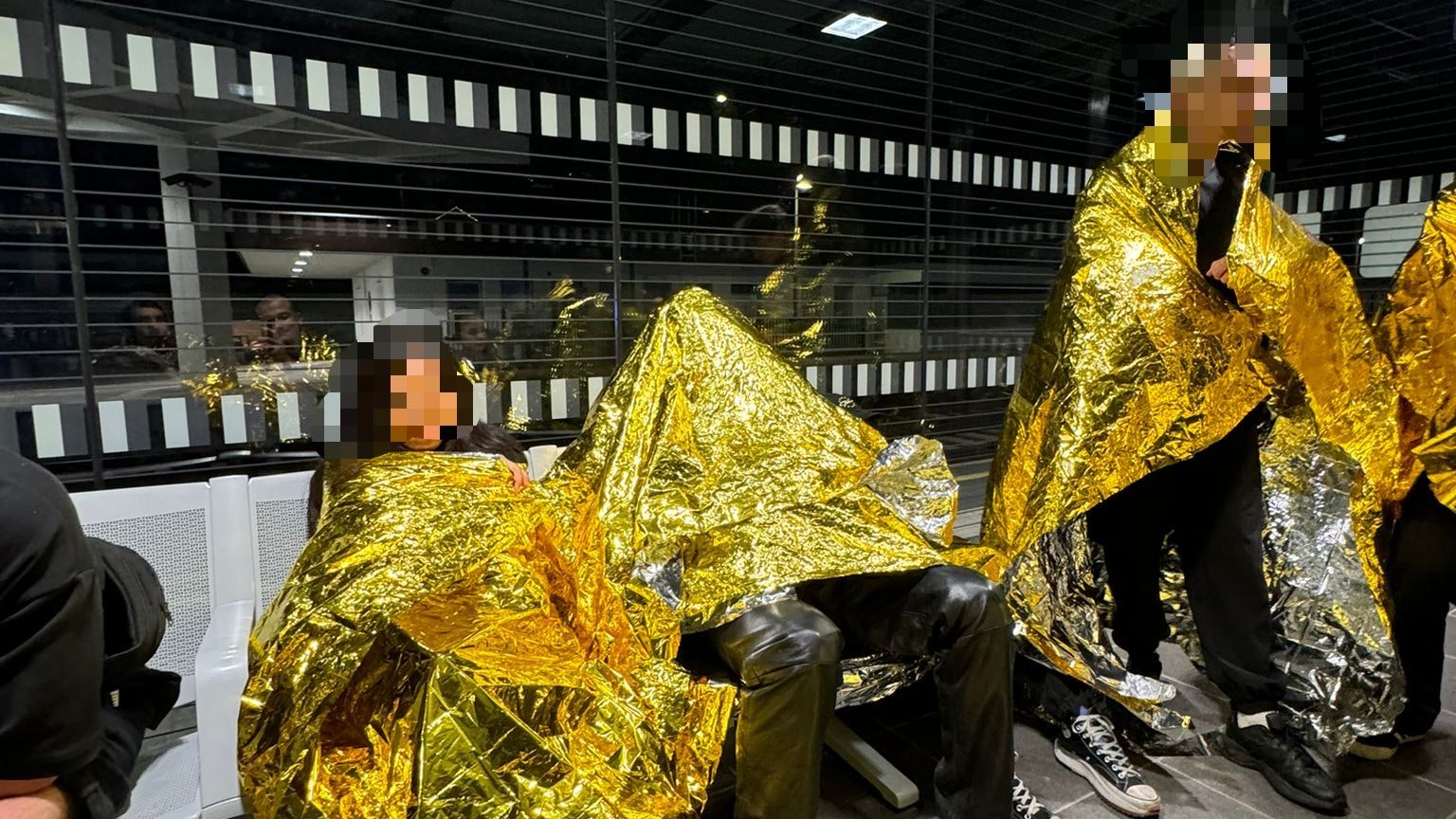 Nach dem Event wurden von Sanitätern Rettungsdecken verteilt.