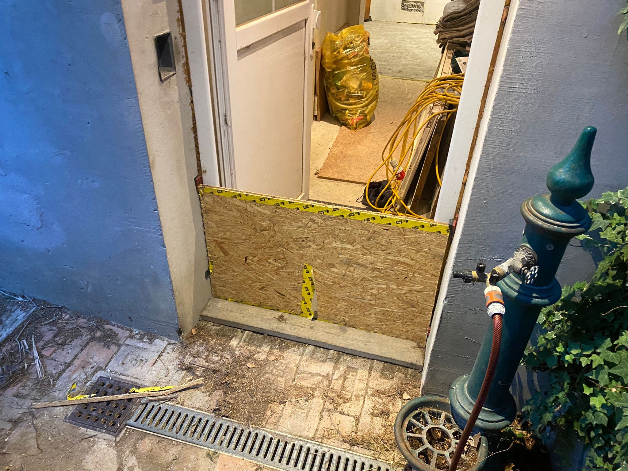 Bevor das Unwetter seine volle Kraft entwickelt, werden vielerorts Vorbereitungen getroffen. Gemeinden uns Städte bereiten auch Sandsäcke vor, die punktuell eingesetzt werden können.