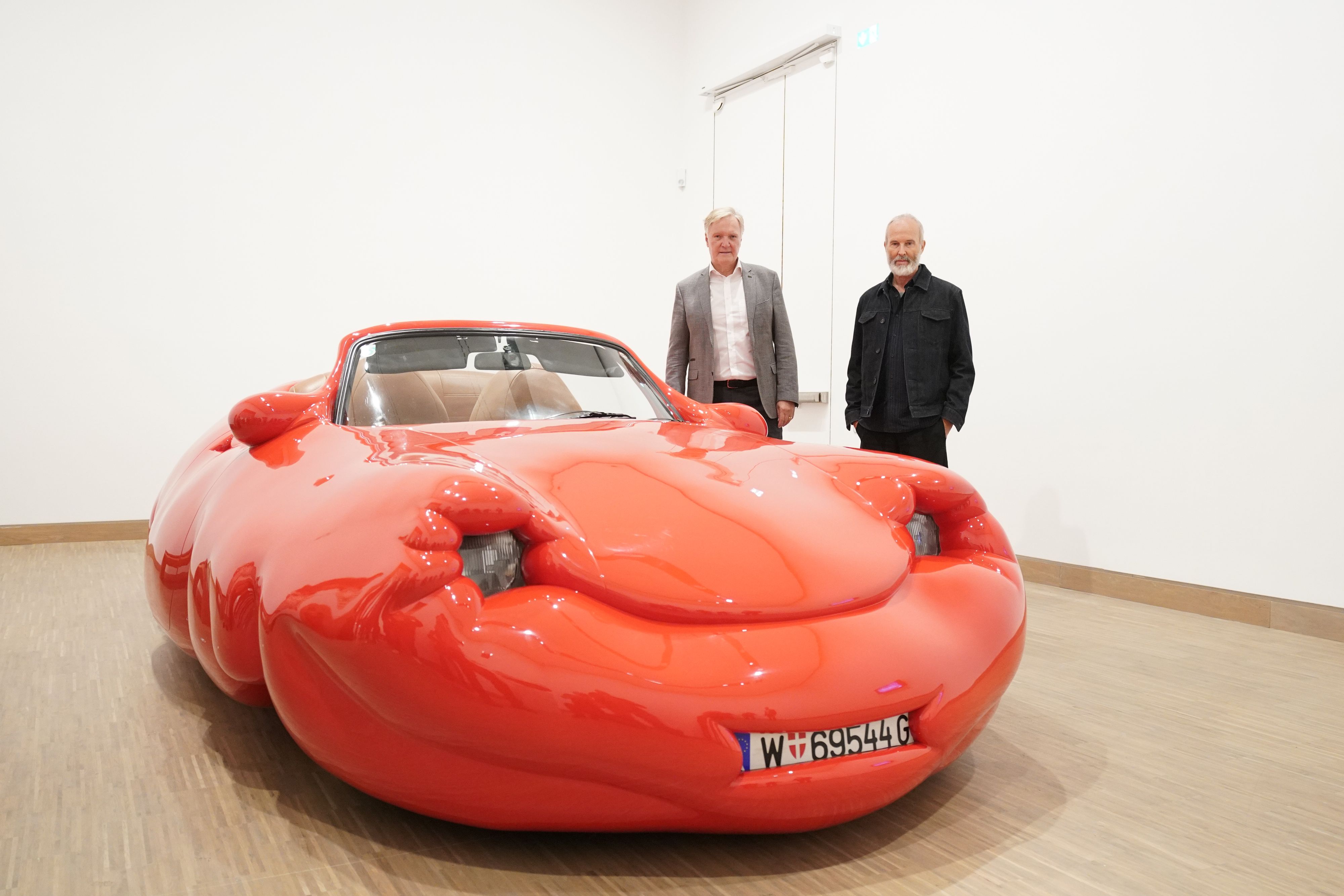 Klaus Albrecht Schröder (l.) und Erwin Wurm bei seiner Skulptur 