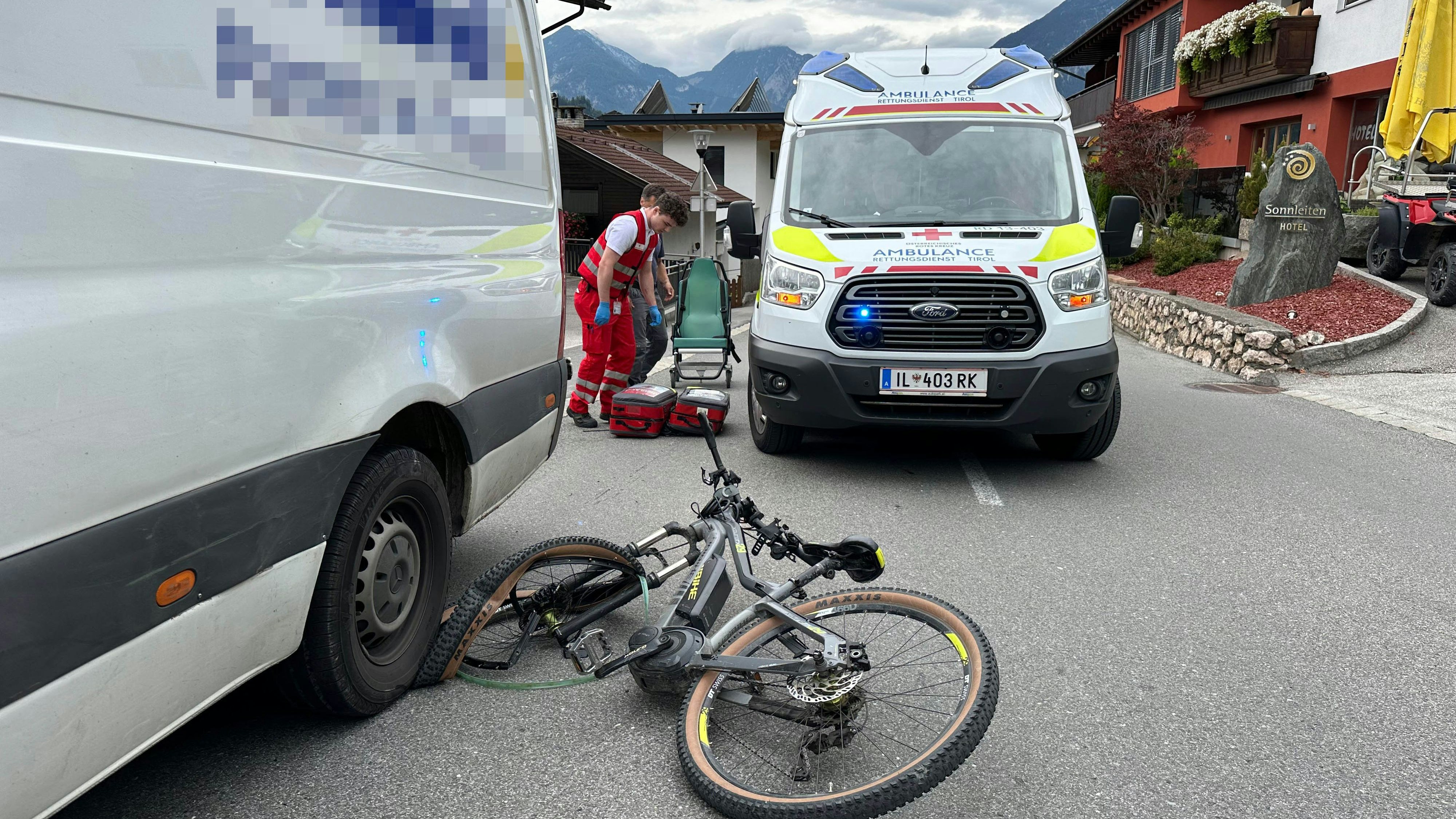 Heute.at - Paket-Zusteller (30) erfasst jungen E-Bike-Fahrer