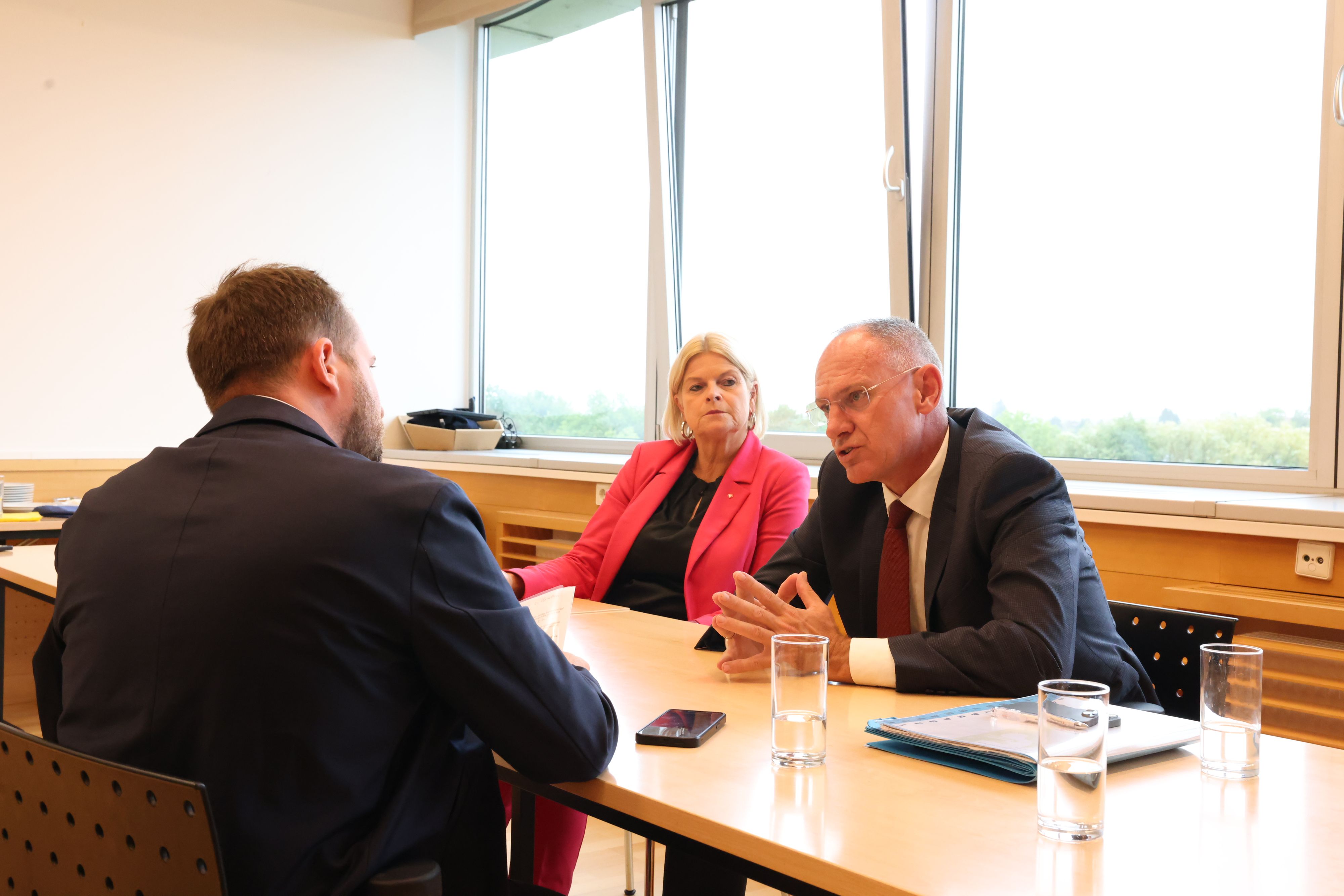Klaudia Tanner und Gerhard Karner  in St. Pölten im Gespräch mit Chefreporter Christian Tomsits (r.)