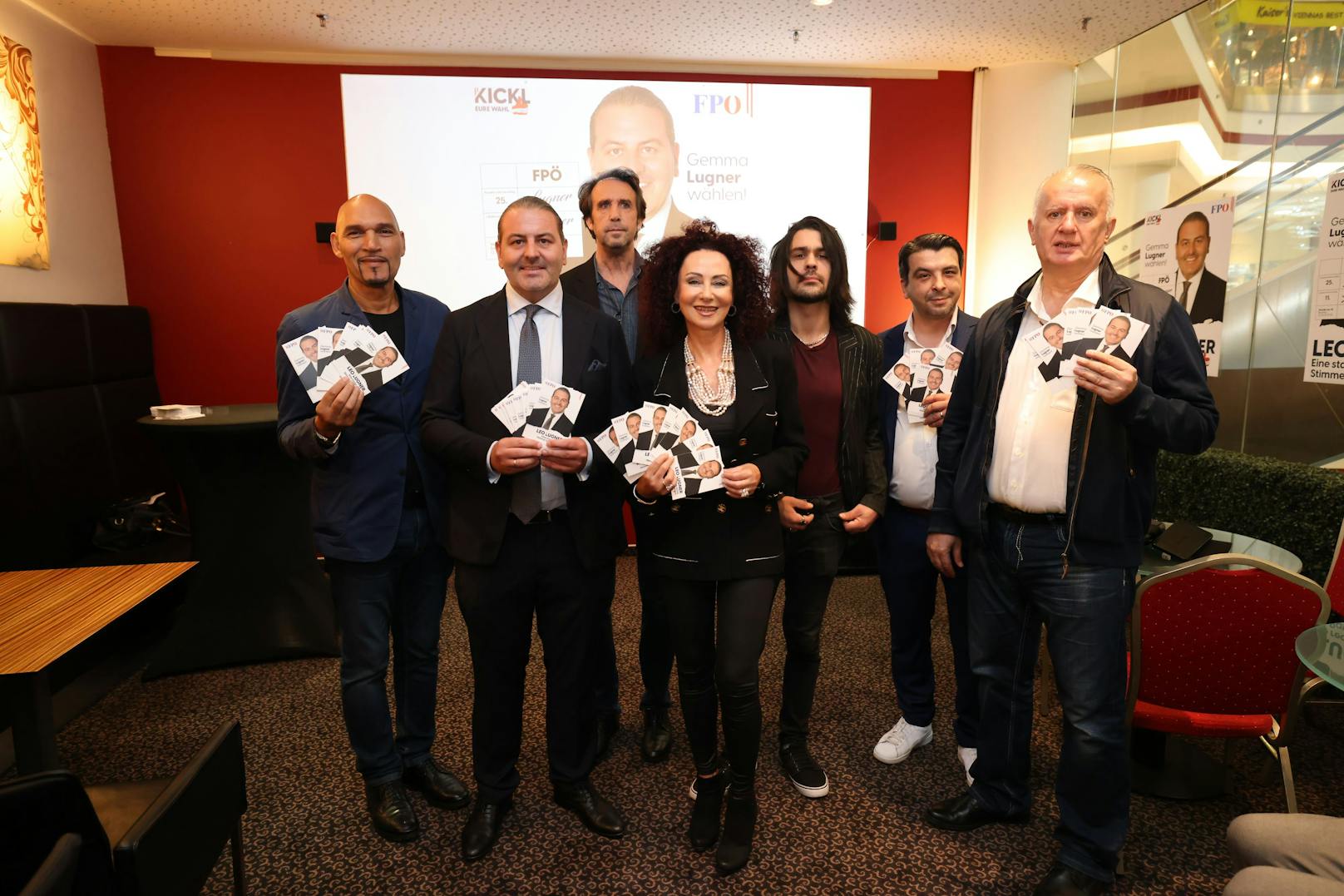 Mit Mausi Lugner an seiner Seite stellte Leo Lugner im Lugner Kino sein Personenkomitee für die Nationalratswahl vor.