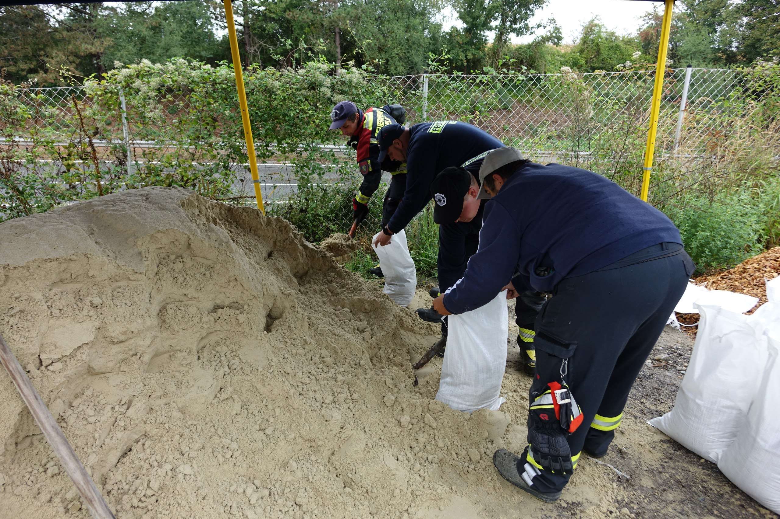 Vielerorts werden bereits Sandsäcke gefüllt, um auf drohende Überschwemmungen vorbereitet zu sein, so wie hier in Melk in NÖ.