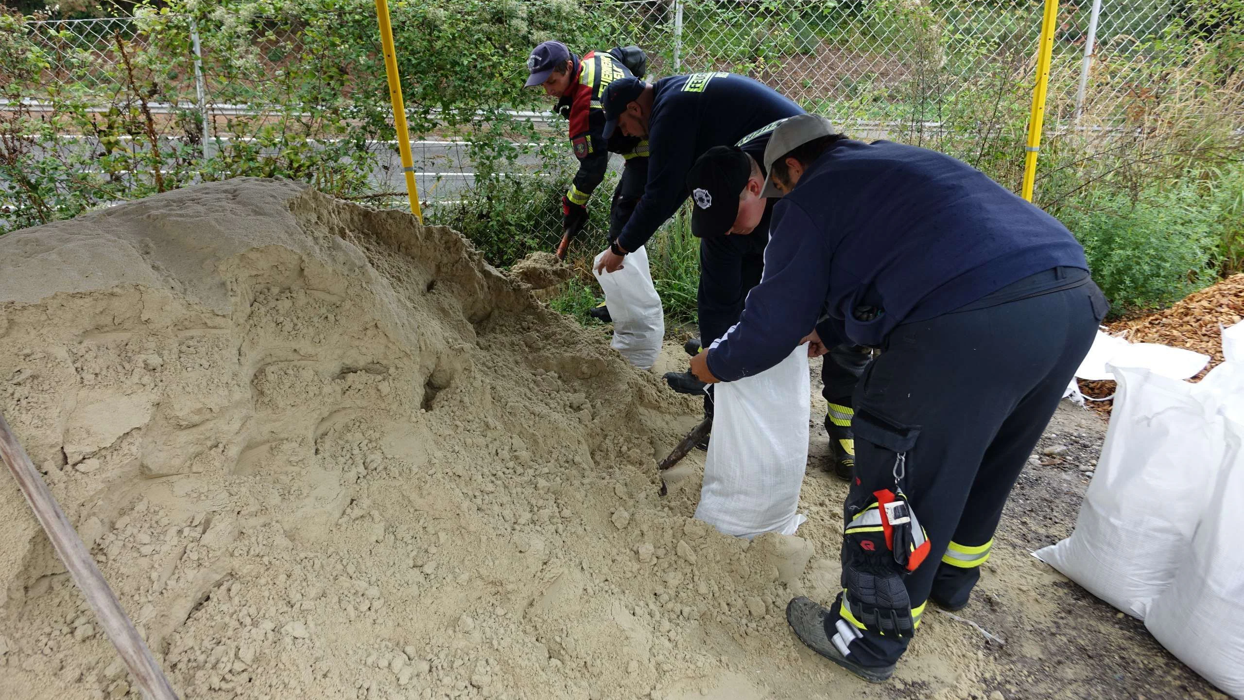 Vielerorts werden in Niederösterreich bereits Sandsäcke gefüllt, um auf drohende Überschwemmungen vorbereitet zu sein, so wie hier in Melk