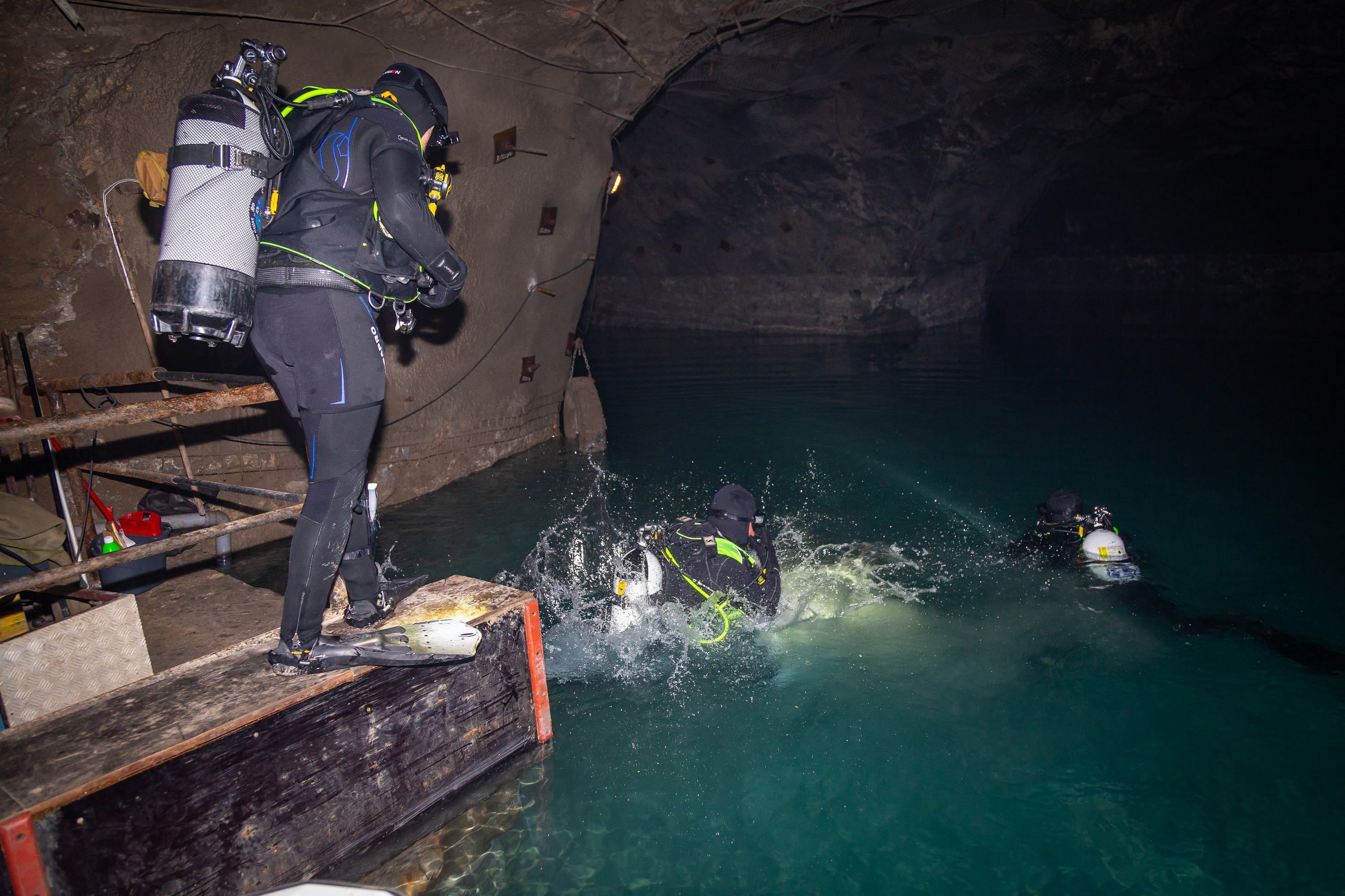 Aus ganz Niederösterreich kamen Feuerwehrtaucher in die Hinterbrühl um einen Einsatz in der Seegrotte zu üben.