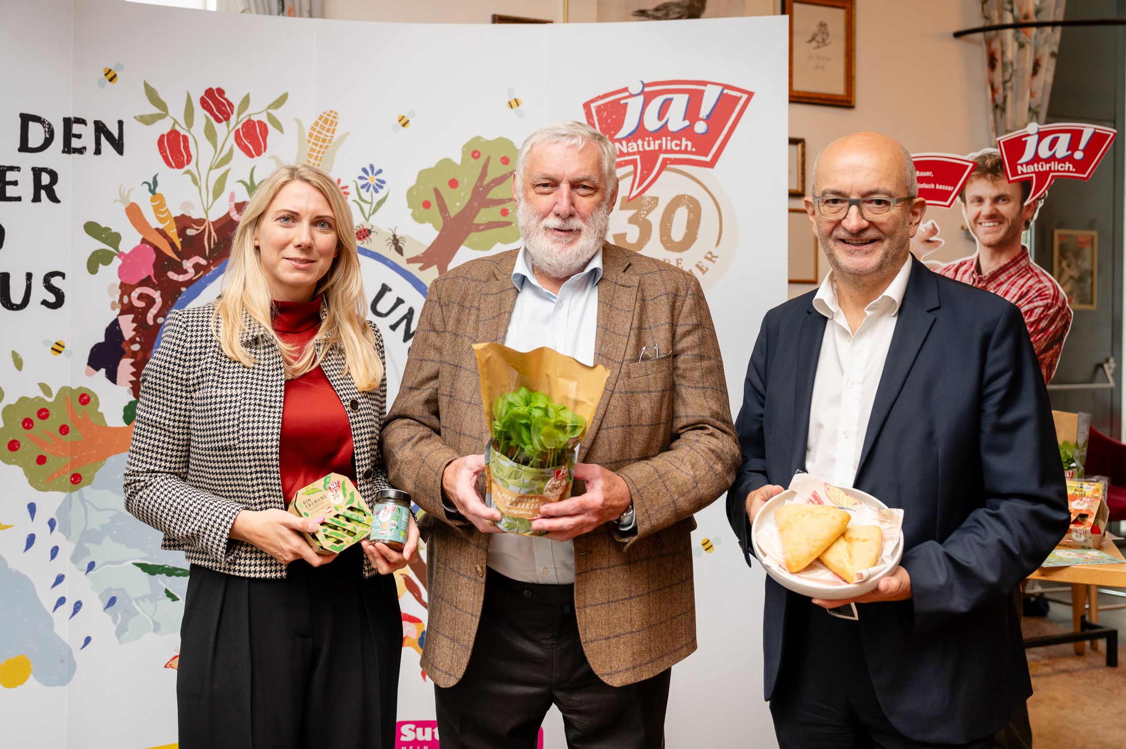 Die Geschäftsführer Klaudia Atzmüller und Andreas Steidl mit Gratulant Franz Fischler (Mitte). Der war 1994 österreichischer Landwirtschaftsminister, bevor er als Kommissar nach Brüssel wechselte.