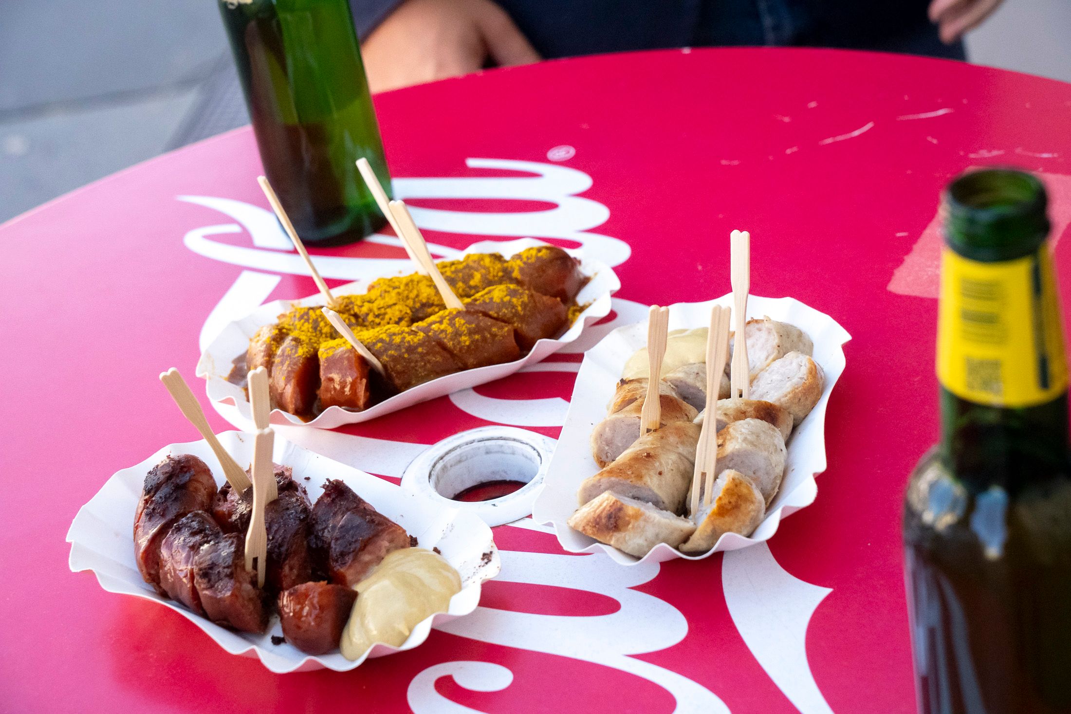 Am Würstelstand könnte bald einiges teurer werden. Der Grund ist eine neue Abfallverordnung, die für die Gastronomen das Leben schwerer macht.