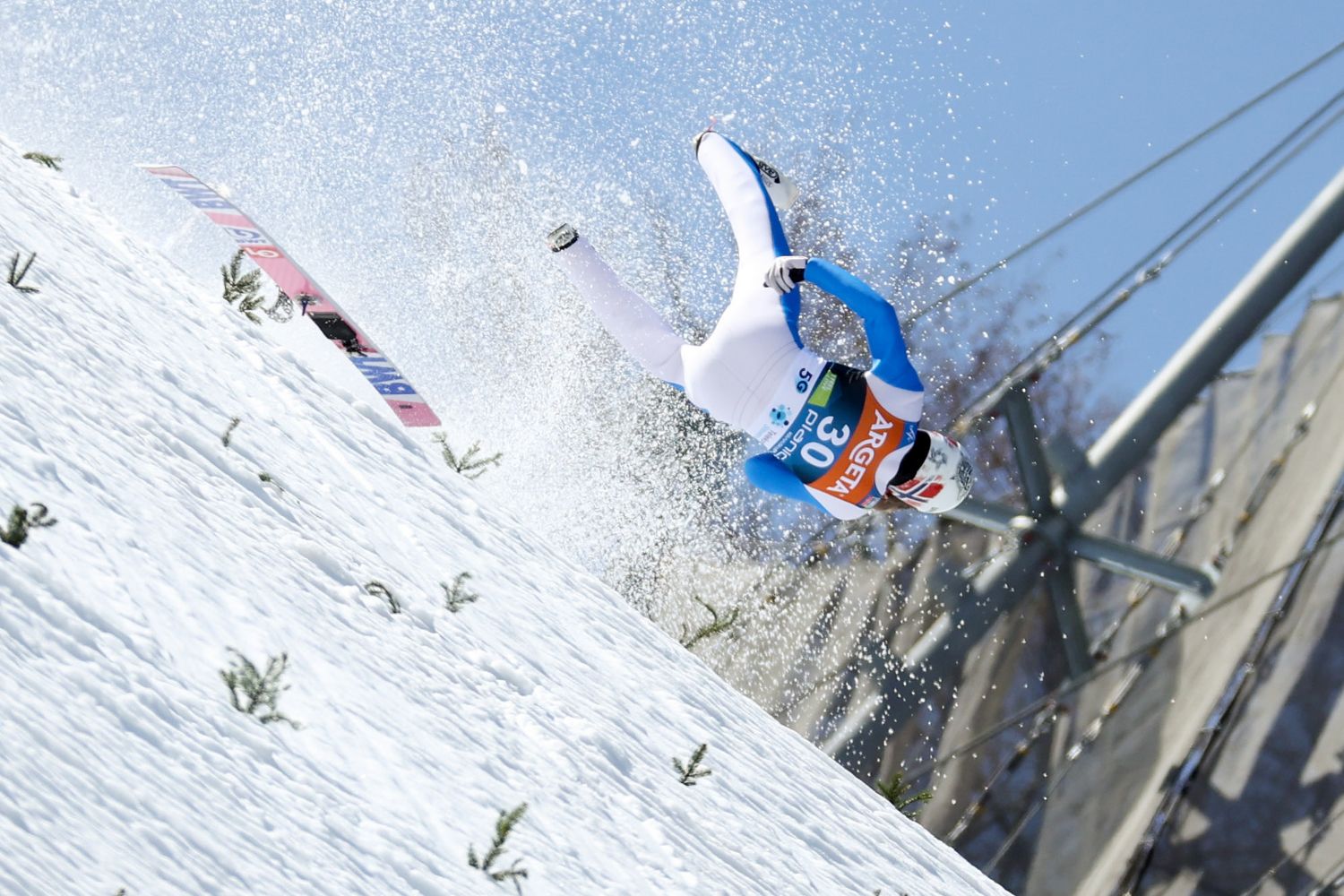 Tande bei seinem schweren Sturz in Planica