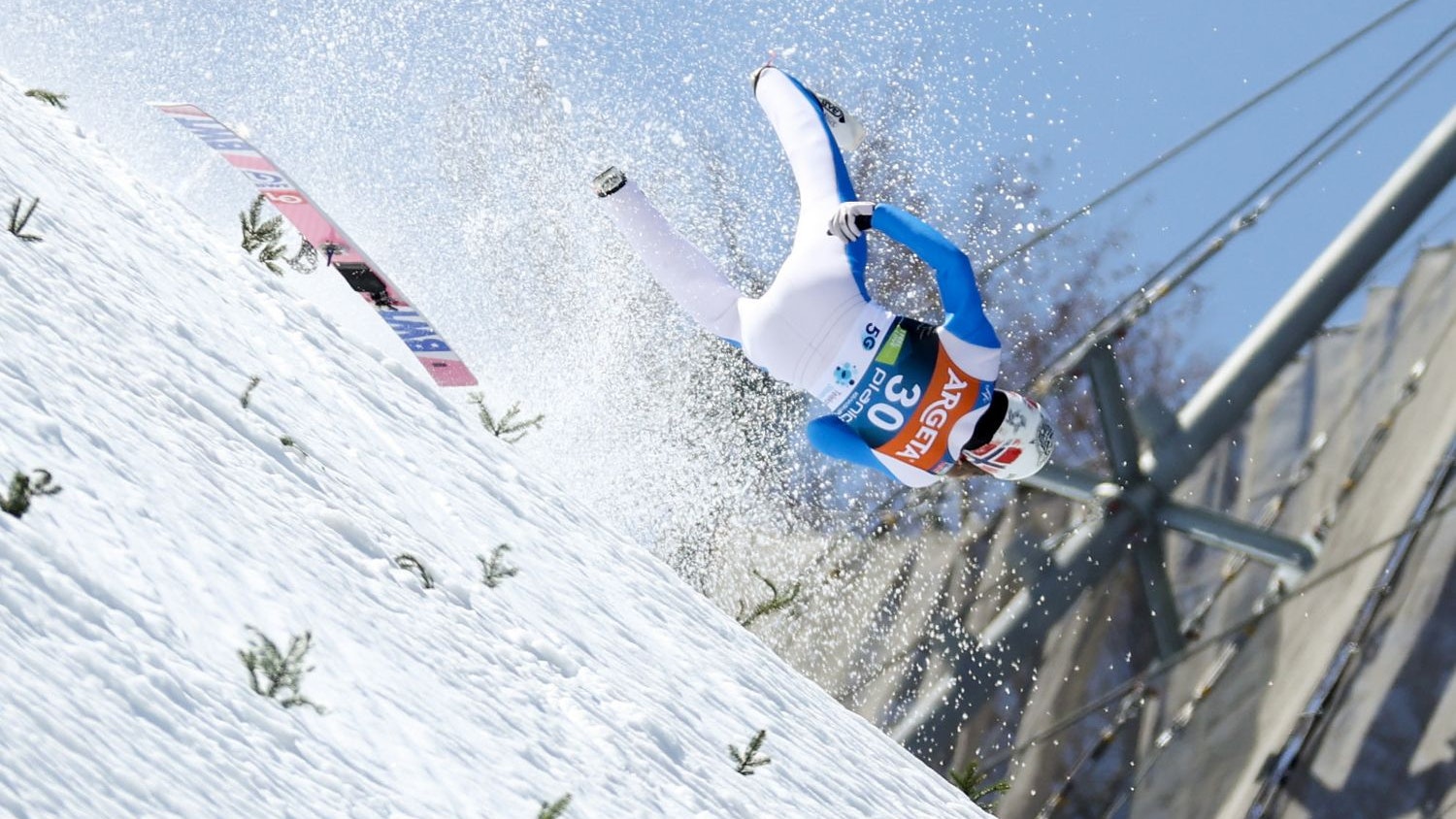 Tande bei seinem schweren Sturz in Planica