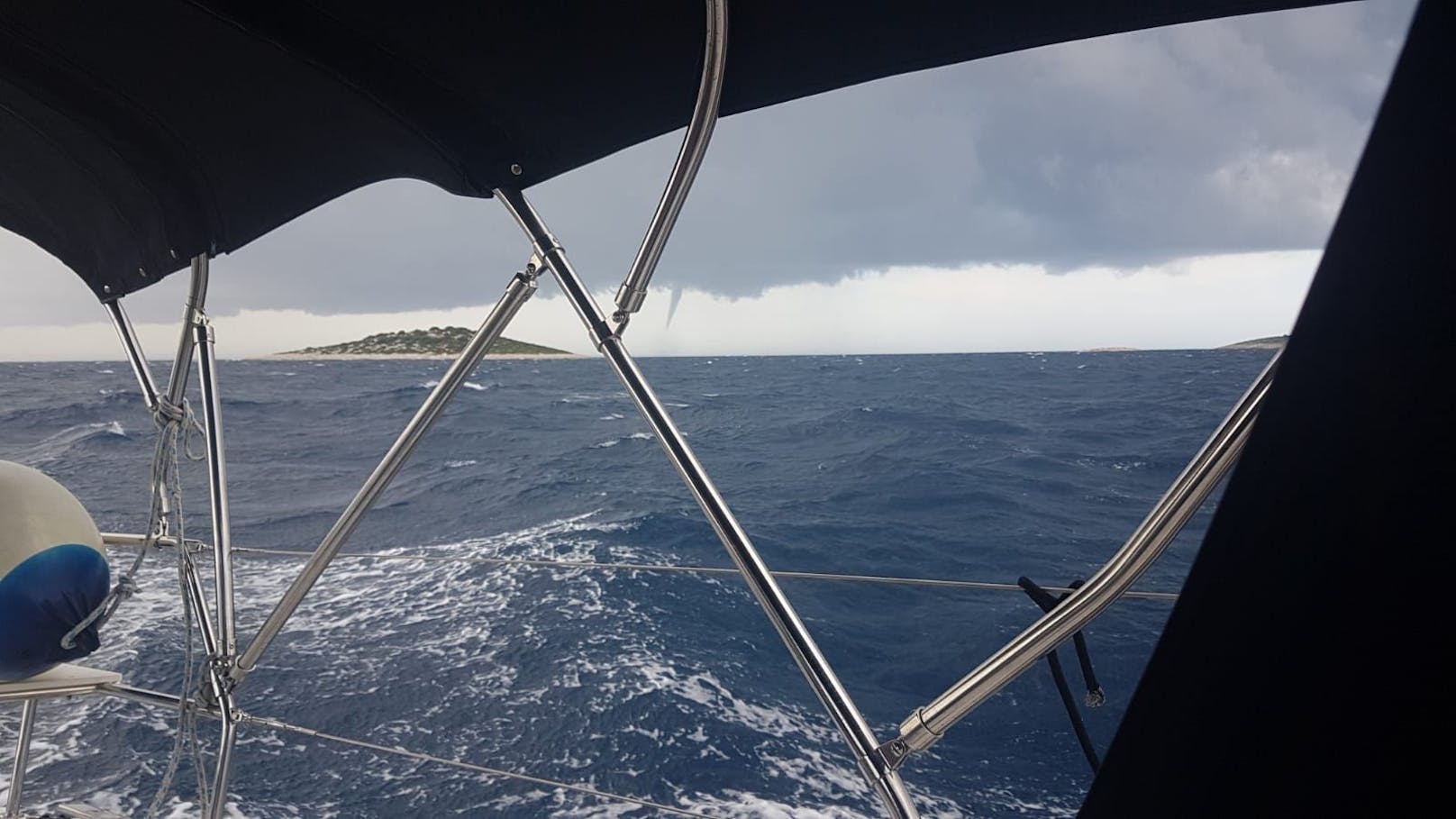 In Primošten fuhr "Heute"-Leser Andreas auf einem Boot und sah einen Tornado.