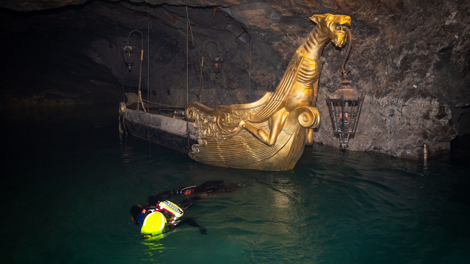 Um auf den Ernstfall vorbereitet zu sein, trafen sich 25 niederösterreichische Feuerwehrtaucher in der Seegrotte Hinterbrühl zu iner Übung.