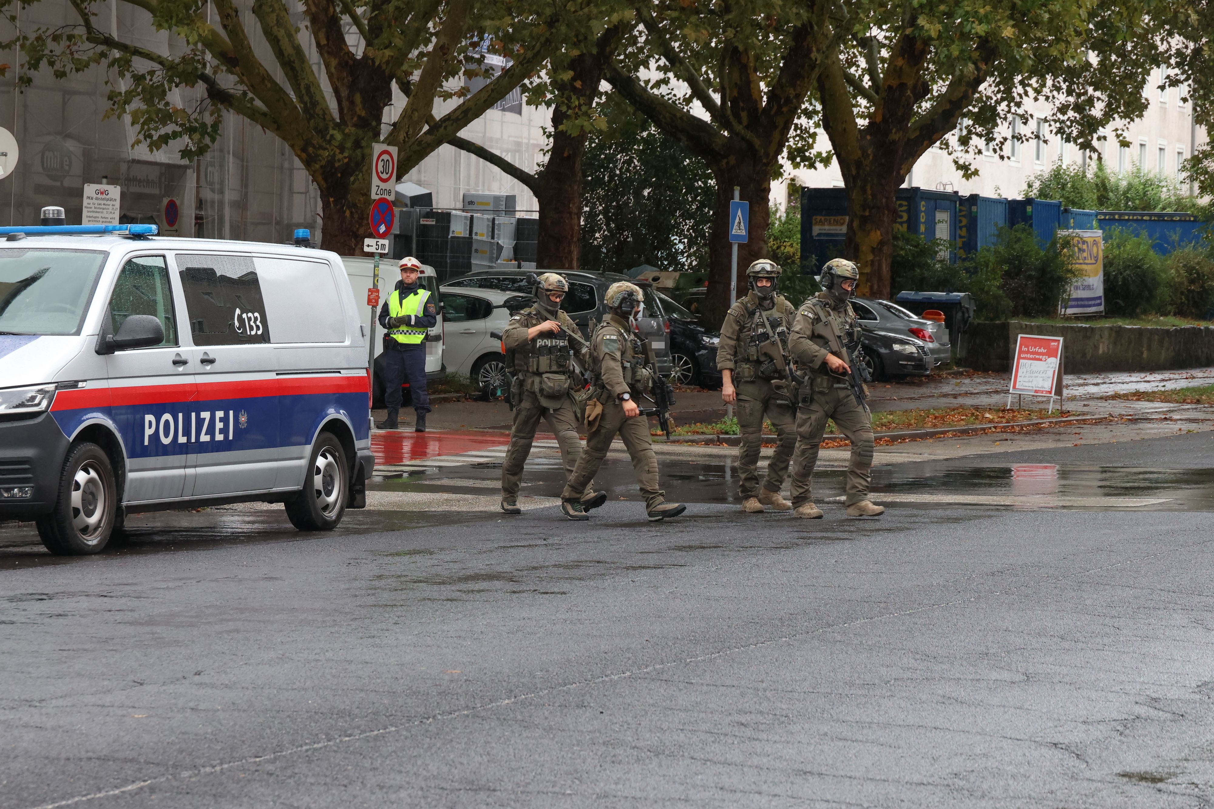 Die Schulen wurden von sprengstoffkundigen Beamten durchsucht. (Symbolbild)