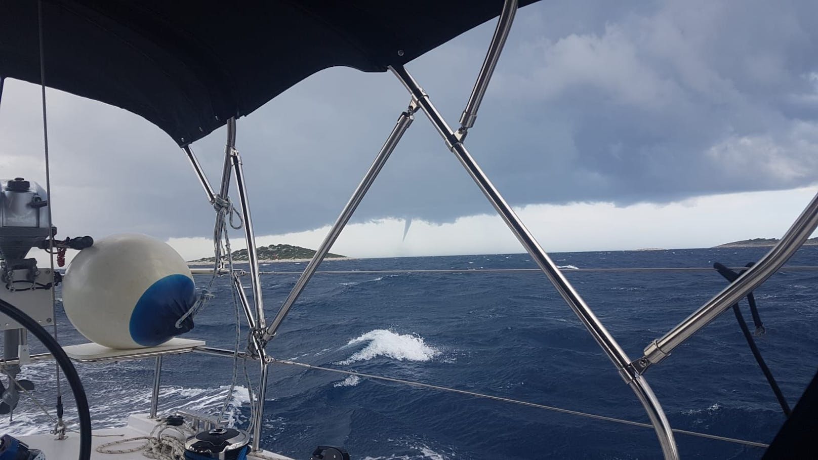 In Primošten fuhr "Heute"-Leser Andreas auf einem Boot und sah einen Tornado.