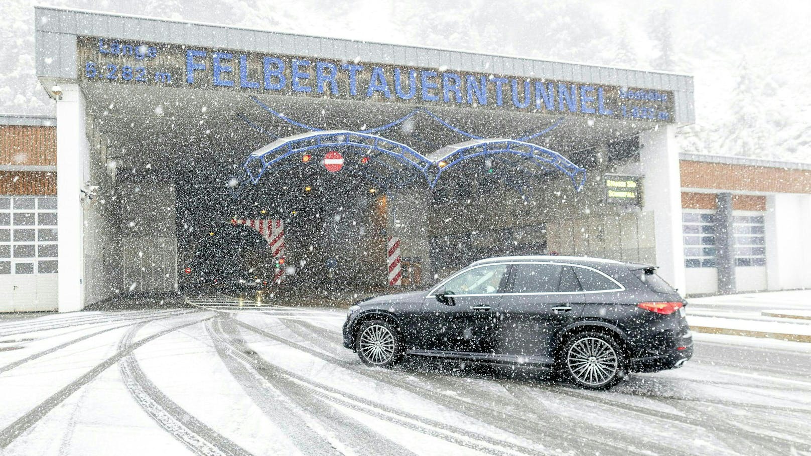 Schneefall am Nordportal des Felbertauerntunnels.