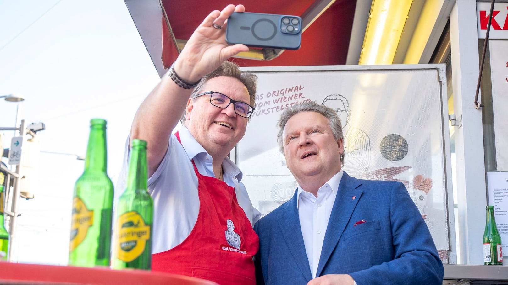 René Kachlir, Besitzer des Würstelstand "Zum scharfen René", nutze Ludwigs Besuch für ein Selfie.