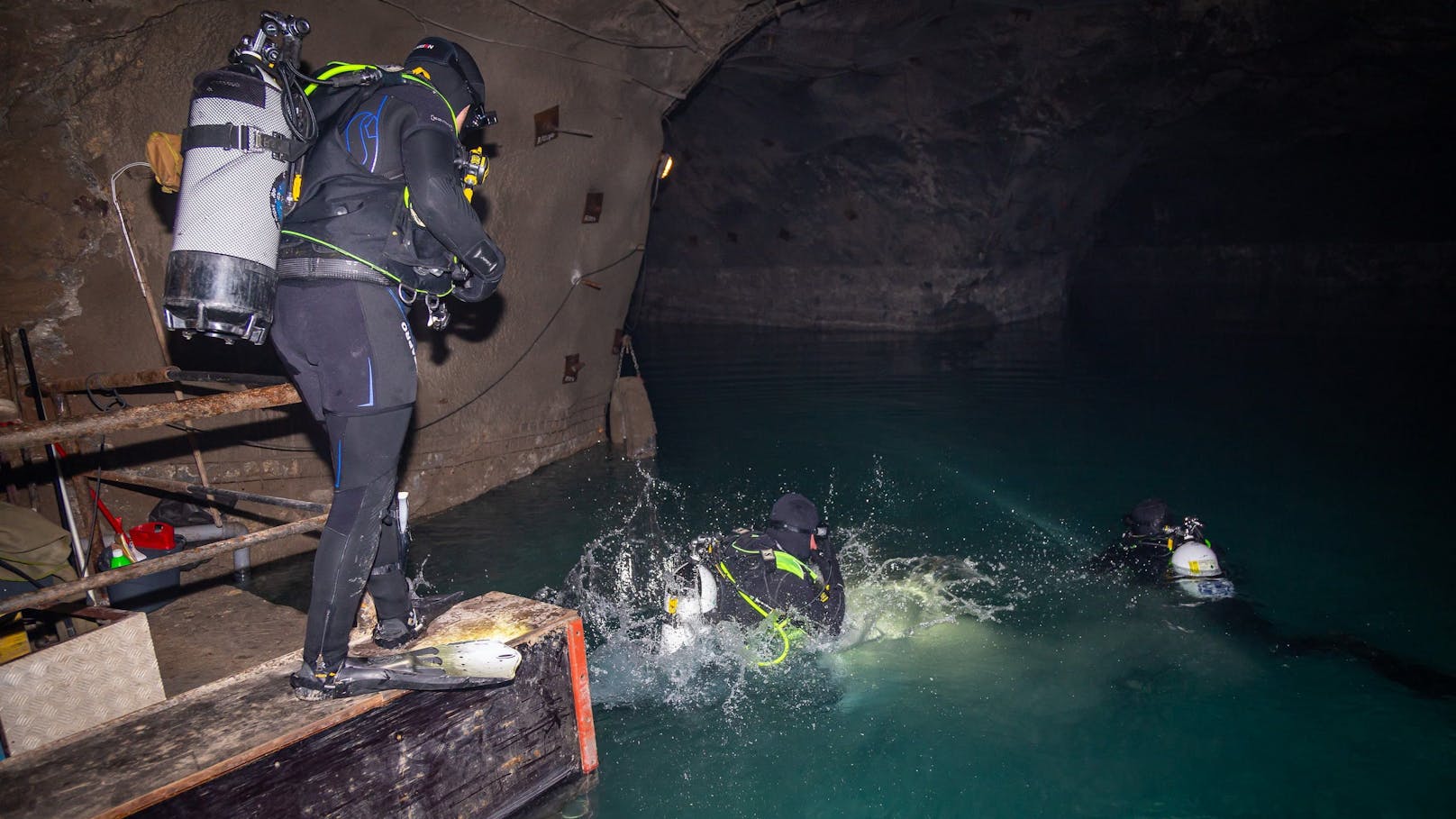 Um auf den Ernstfall vorbereitet zu sein, trafen sich 25 niederösterreichische Feuerwehrtaucher in der Seegrotte Hinterbrühl zu iner Übung.