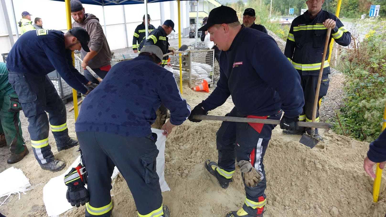 ﻿So wie zahlreiche Feuerwehren in NÖ bereiten sich auch die beiden Feuerwehren in der Bezirkshauptstadt Melk auf das kommende Hochwasser sowie die Starkregenereignisse vor. Die Feuerwehr Melk und die Feuerwehr Spielberg-Pielach befüllten rund 600 Sandsäcke, die im Ernstfall rasch für Akuteinsätze zur Verfügung stehen um Gebäude schützen zu können.