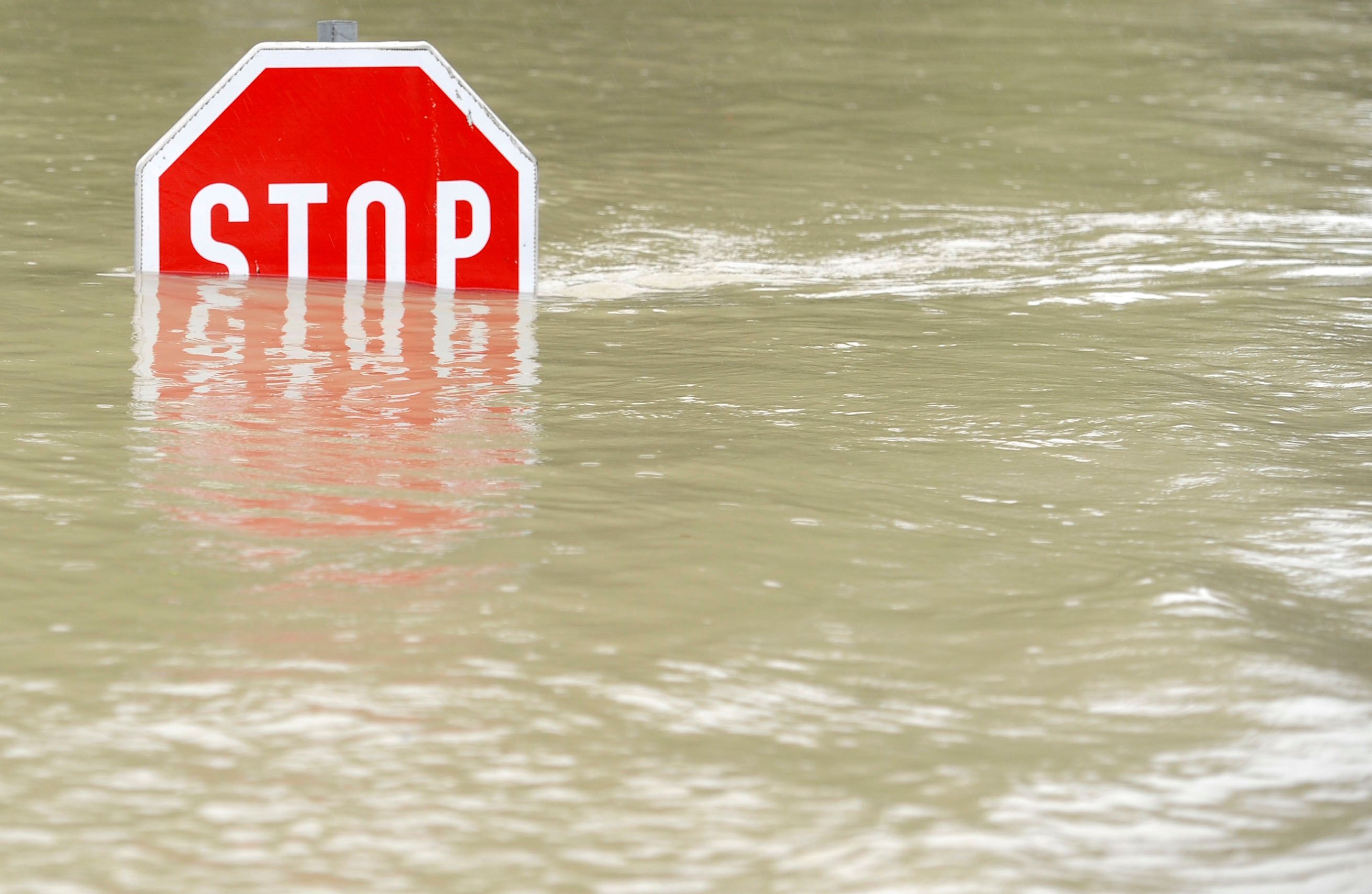 Eine überflutete Stop-Tafel nach heftigen Regenfällen in Sarling bei Ybbs an der Donau, NÖ. (Archivbild, 2013)