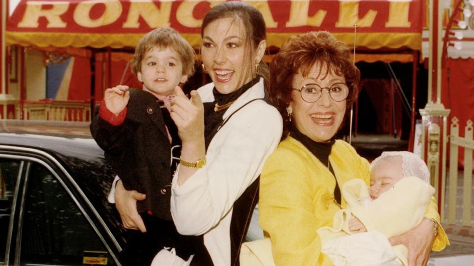 Eliana Larible-Paul mit Vivian Paul auf dem Arm und Caterina Valente mit Adrian Paul auf dem Arm