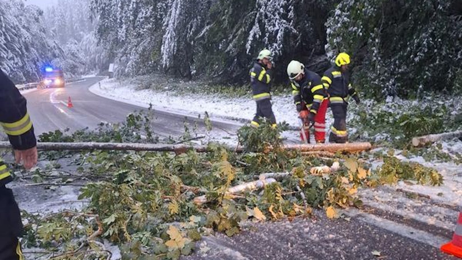 Einsatz der Freiwilligen Feuerwehr Phyrn (Steiermark) am Phyrnpass, wegen eines Baumes der auf die Fahrbahn zu fallen drohte.