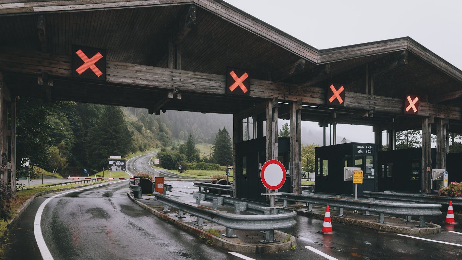 Geschlossene Kassenstelle Ferleiten. Die Großglockner Hochalpenstraße wurde aus Sicherheitsgründen wegen der Wetterlage gesperrt.