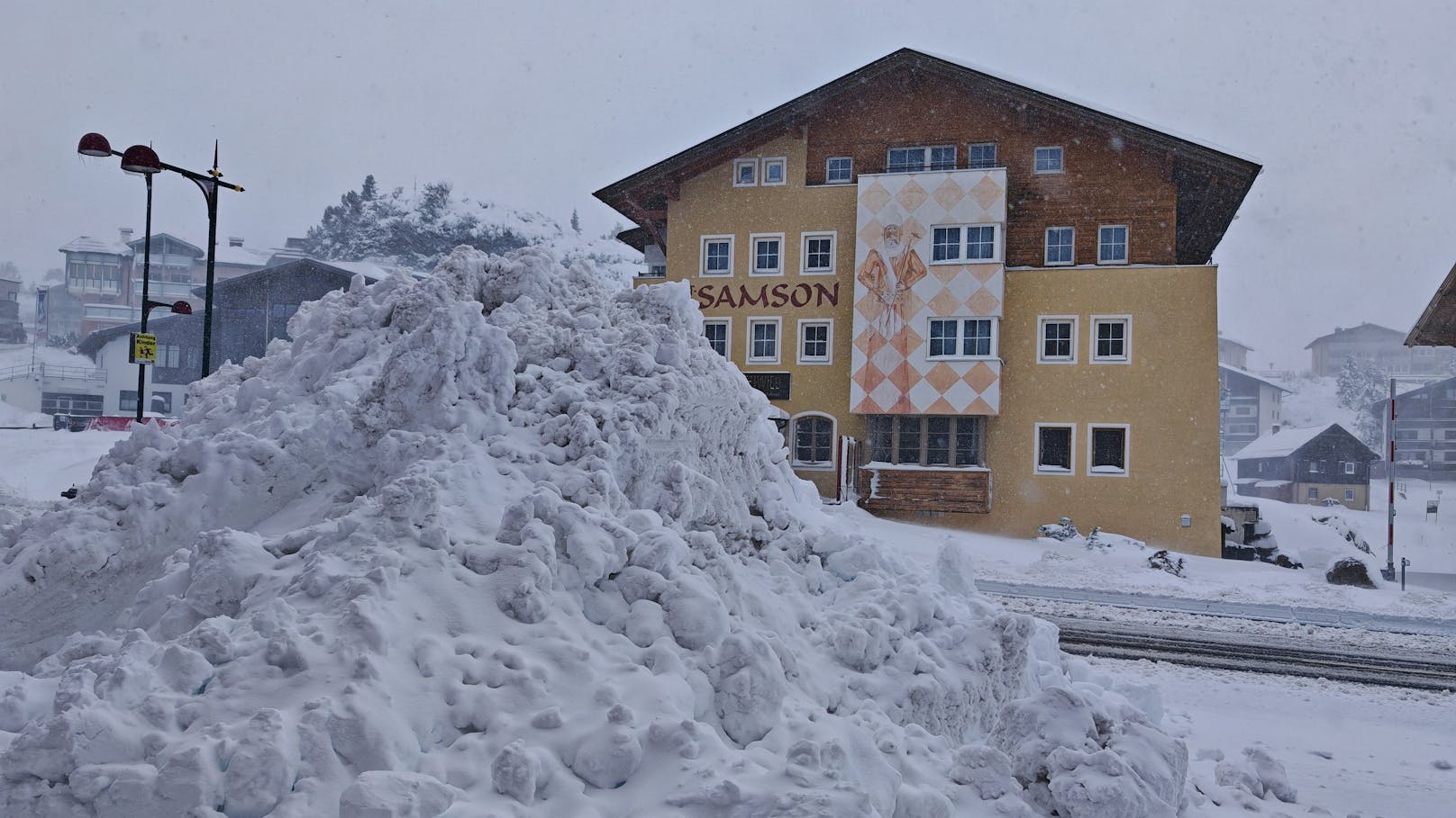 Schneemassen in Obertauern beschäftigen die Urlauber, Anrainer und Einsatzkräfte.