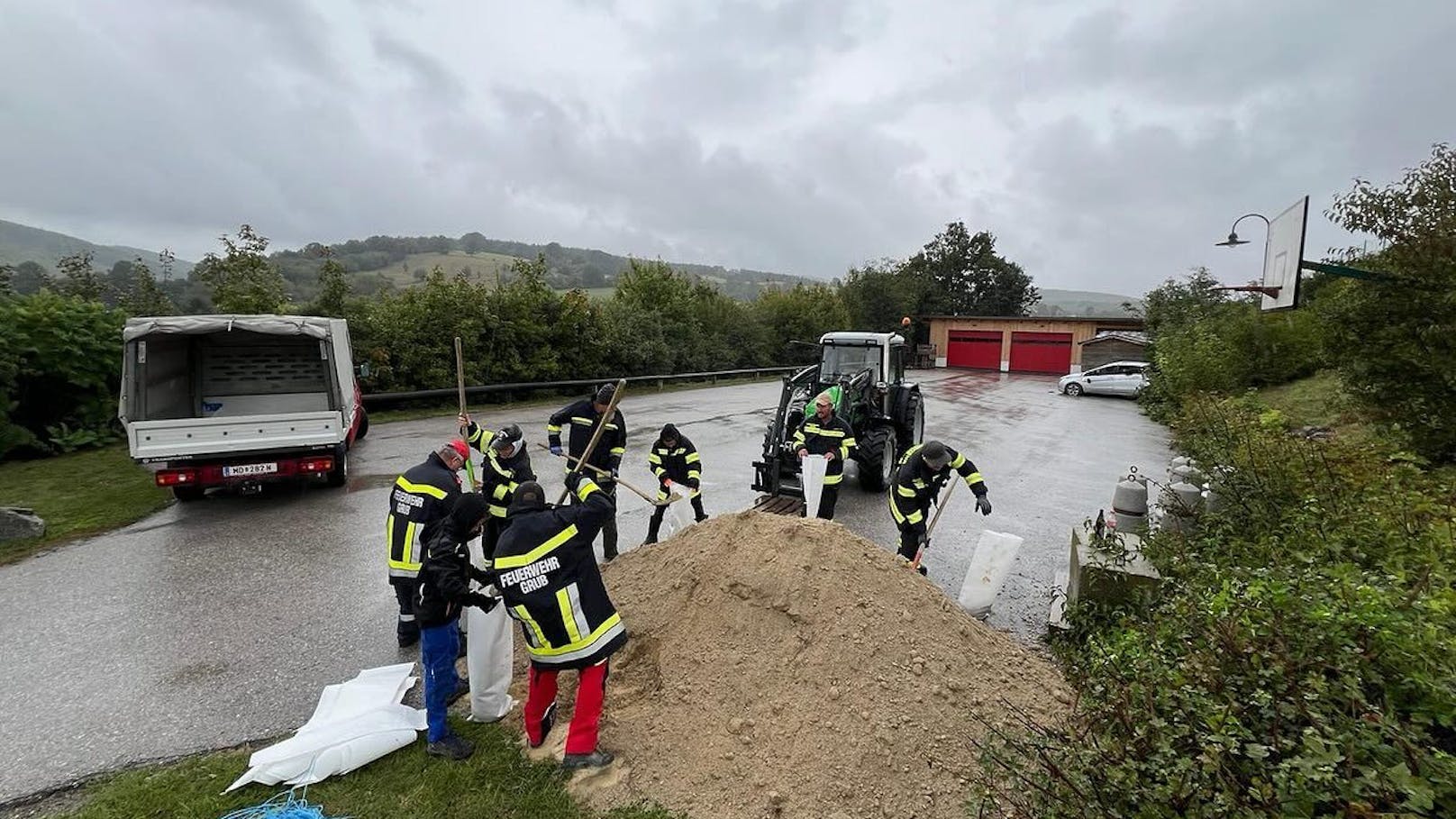 Die Freiwillige Feuerwehr Grub im Wienerwald bereitet sich mit Sandsäcken für den Hochwasserschutz vor. Im Ernstfall sind sie mit Pumpen und Nasssaugern ausgestattet. 