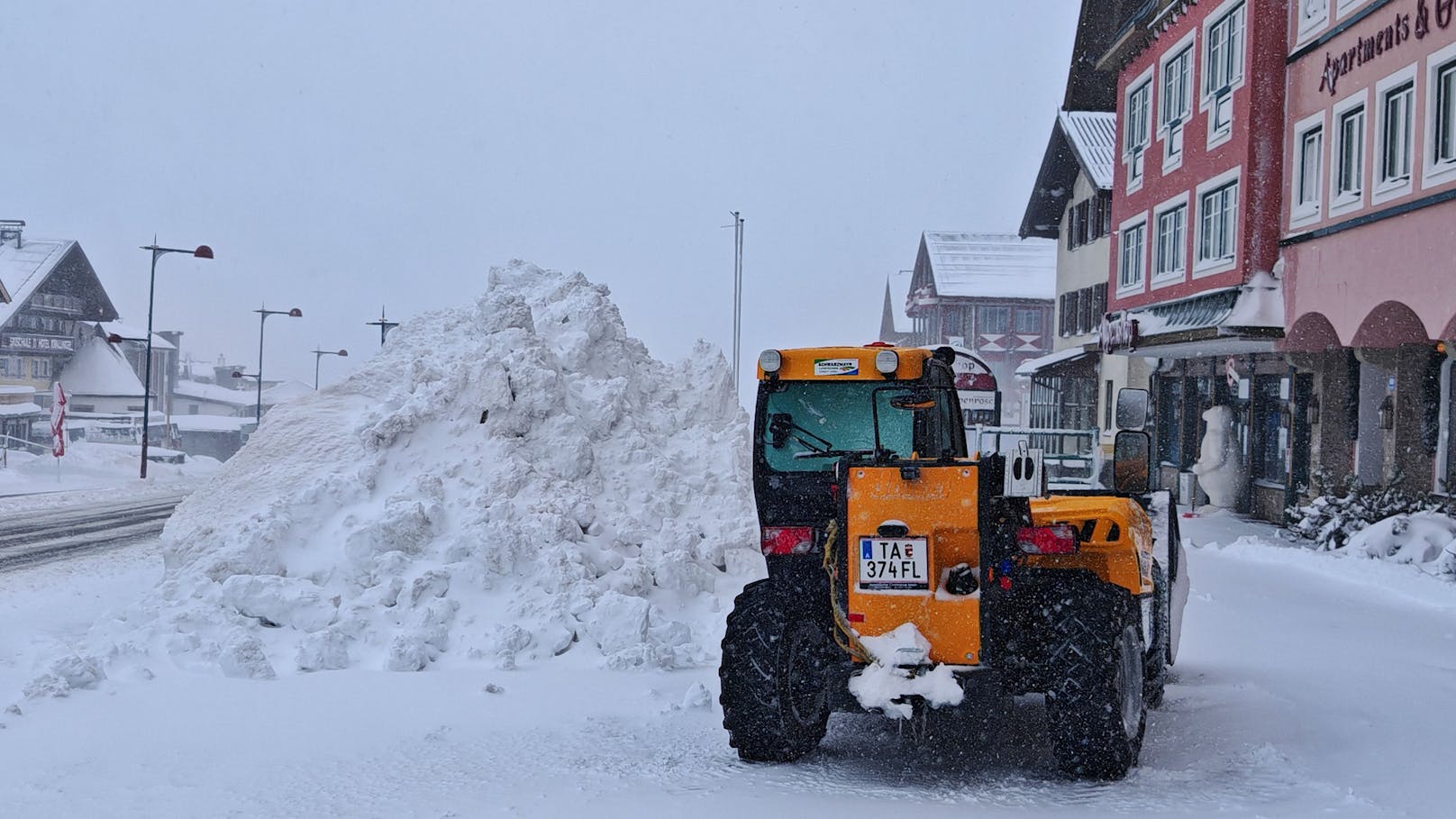 In Obertauern sind die Einsatzkräfte im Dauereinsatz, es ist bereits ein halber Meter Schnee gefallen.