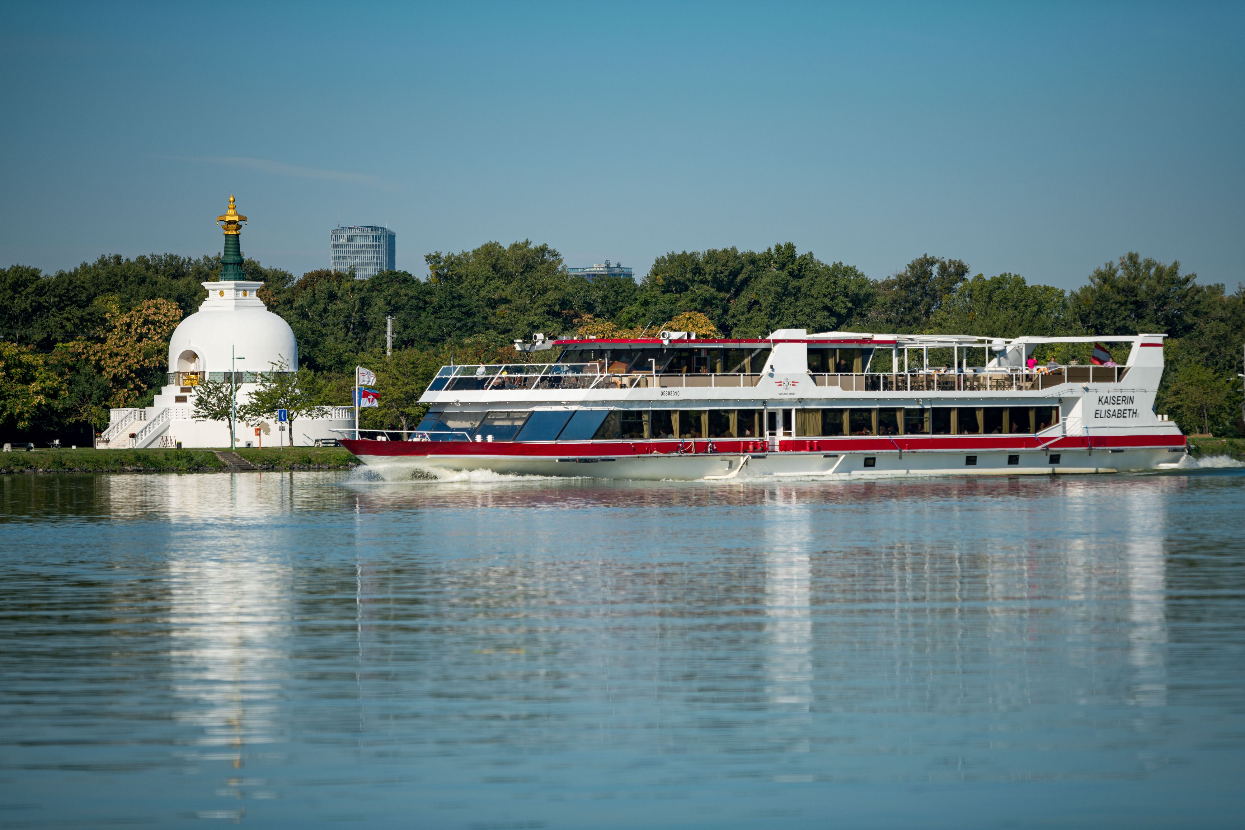 Die MS Kaiserin Elisabeth vor der Friedenspagode in Wien
