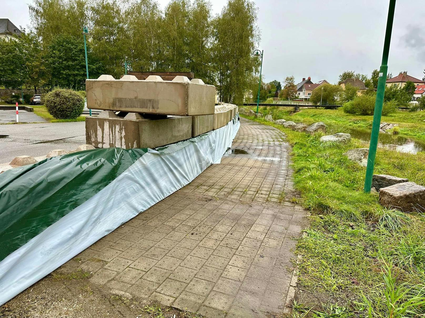 Die Stadtgemeinde Gmünd hat einen provisorischen Hochwasserschutz im Bereich des Parkplatzes in der Mühlgasse errichtet.