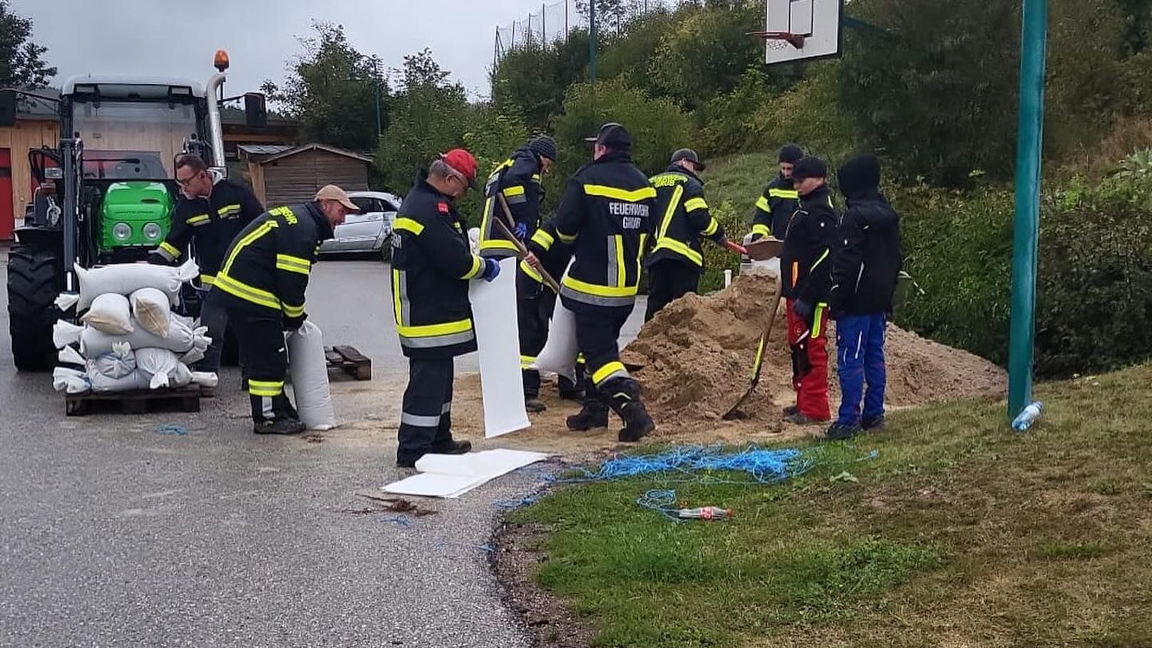 Hochwasser-Warnungen und Starkregen: Die freiwilligen Feuerwehren in Niederösterreich bereiten sich auf den möglichen Notfall vor.