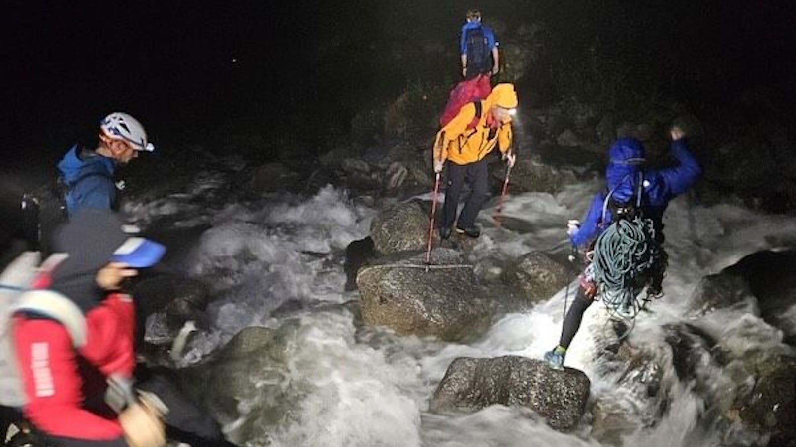 Zwei Deutsche Kletterer wurden von Unwettern im Zillertal überrascht, die Bergrettung Mayrhofen und die Alpinpolizei rückten aus. Das Paar wurde nach Mitternacht unverletzt aufgefunden. 