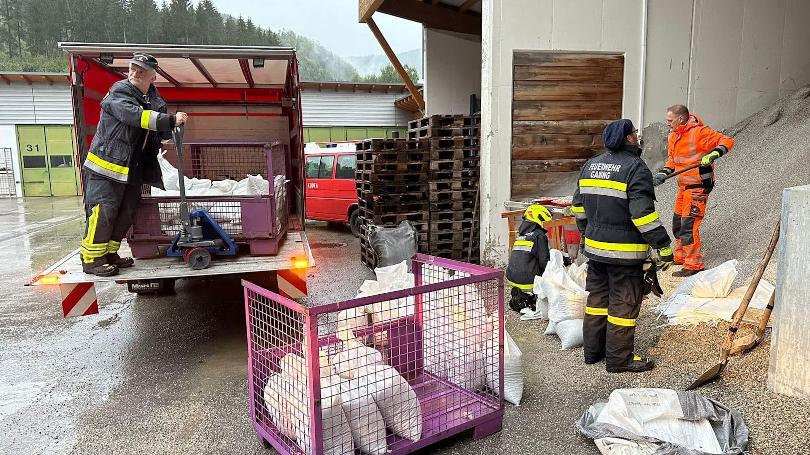 In Gaming im Bezirk Scheibbs bereitet sich die Feuerwehr auf die kommenden Unwetter vor. 