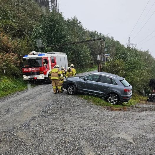 Bei Regen und Schnee kommt es derzeit auch zu Autounfällen. Im Bild ein Zwischenfall in Bad Gastein am Donnerstag.