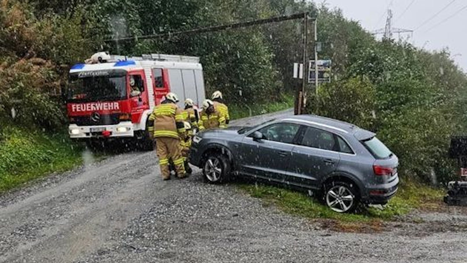 Straße rutscht weg – Lenker stürzt 100 Meter tief ab