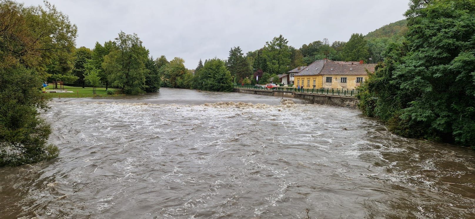 In Gars am Kamp spitzt sich die Hochwasser-Situation rasant zu.