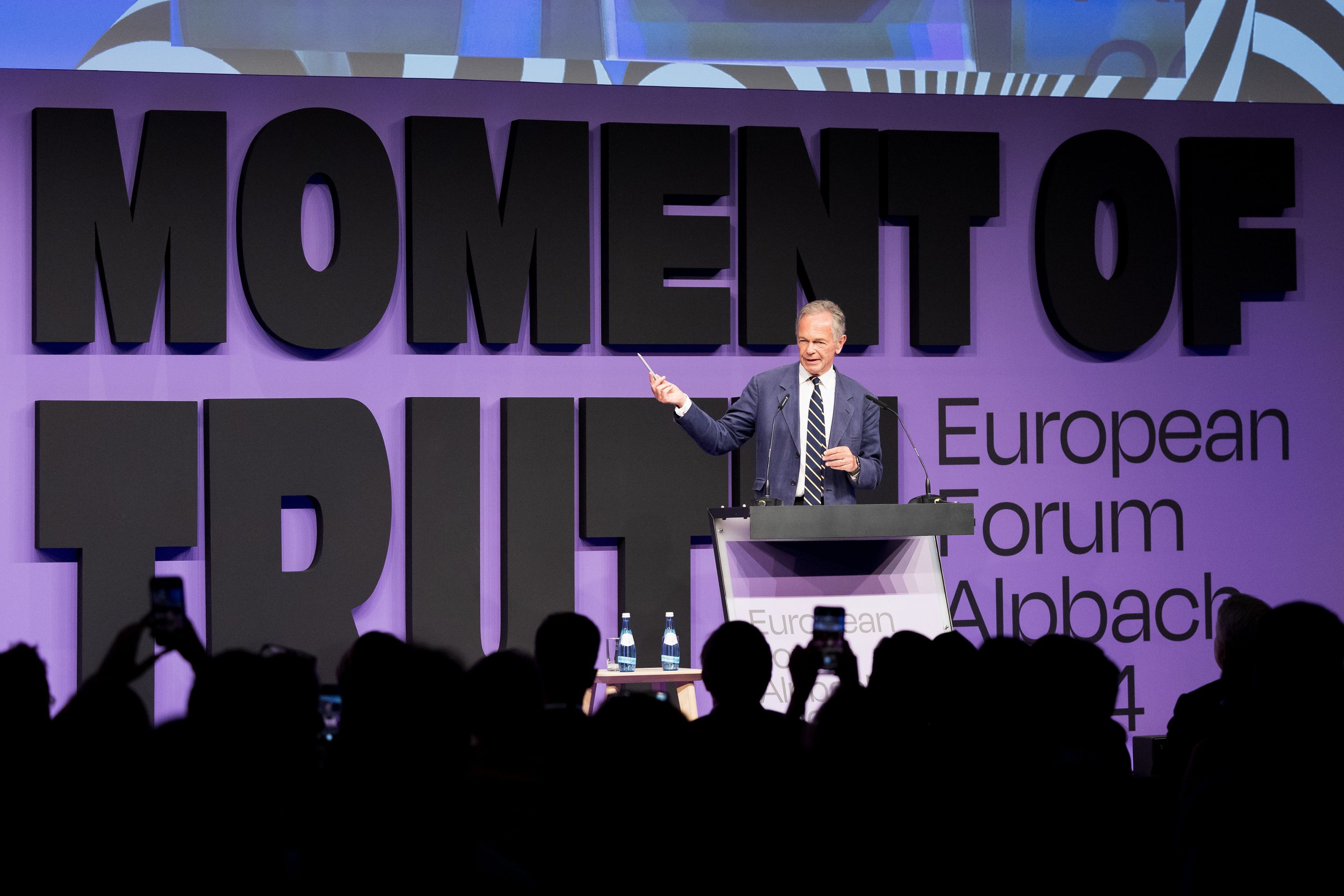 EFA-Präsident Andreas Treichl gab seinen Rückzug bekannt und schlug ÖVP-Politiker Othmar Karas als Nachfolger vor.