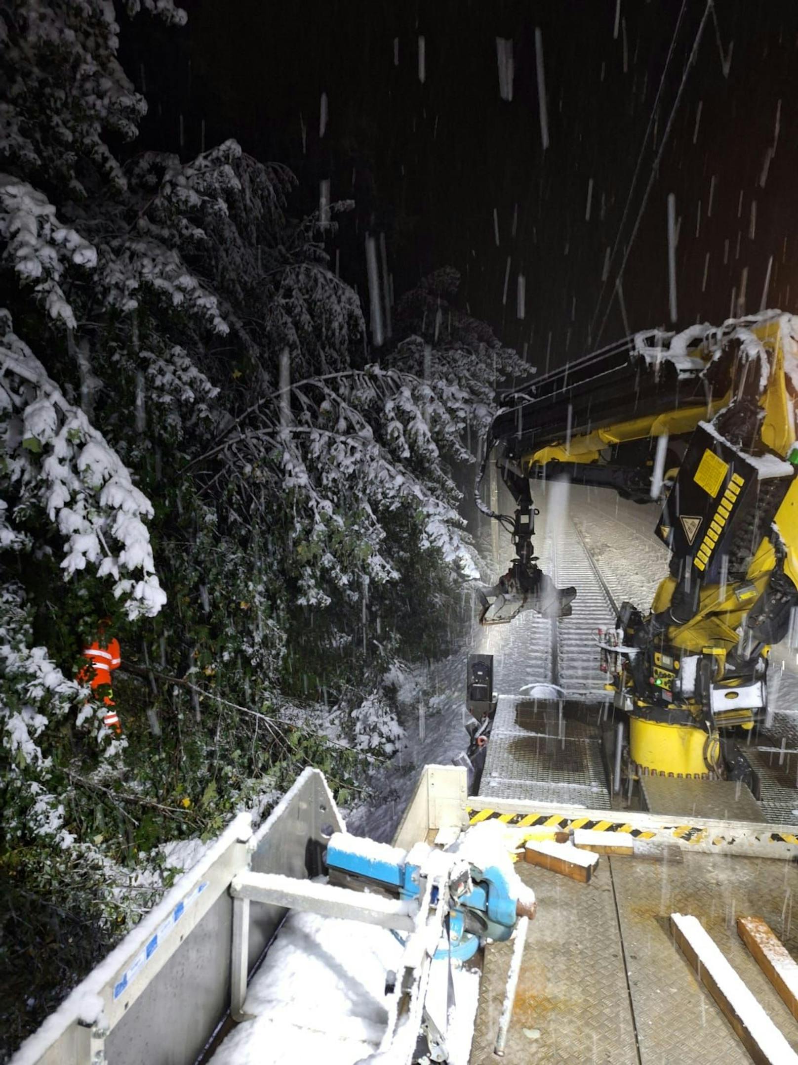 Einsatz der ÖBB auf der Tauernbahnstrecke. Wegen des Schneefalls sind einige Bäume umgestürzt.