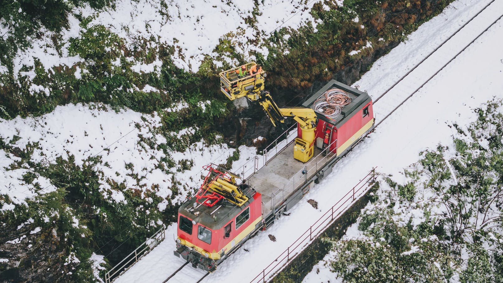 In Bad Gastein wurde die Zugstrecke gesperrt, während Arbeiter Bäume aus der Oberleitung enfernen.