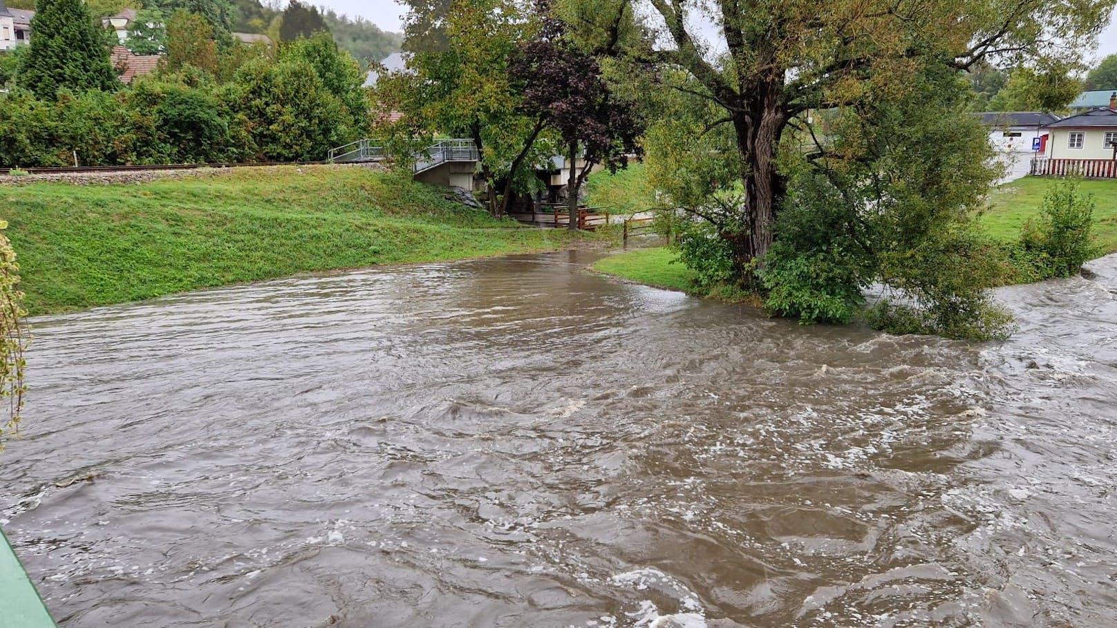 In Gars am Kamp spitzt sich die Hochwasser-Situation rasant zu.