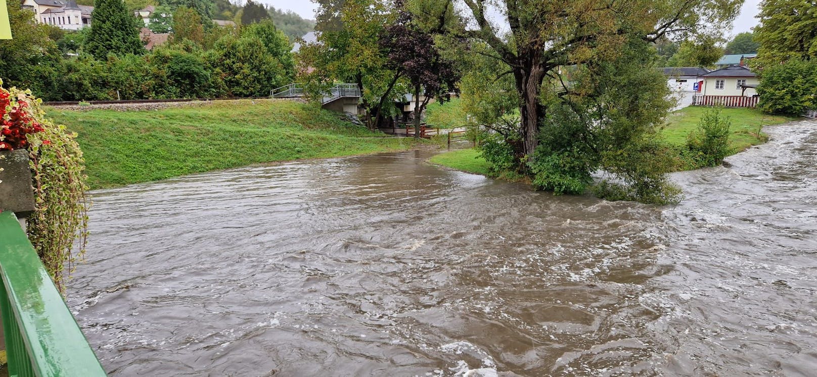 In Gars am Kamp spitzt sich die Hochwasser-Situation rasant zu.