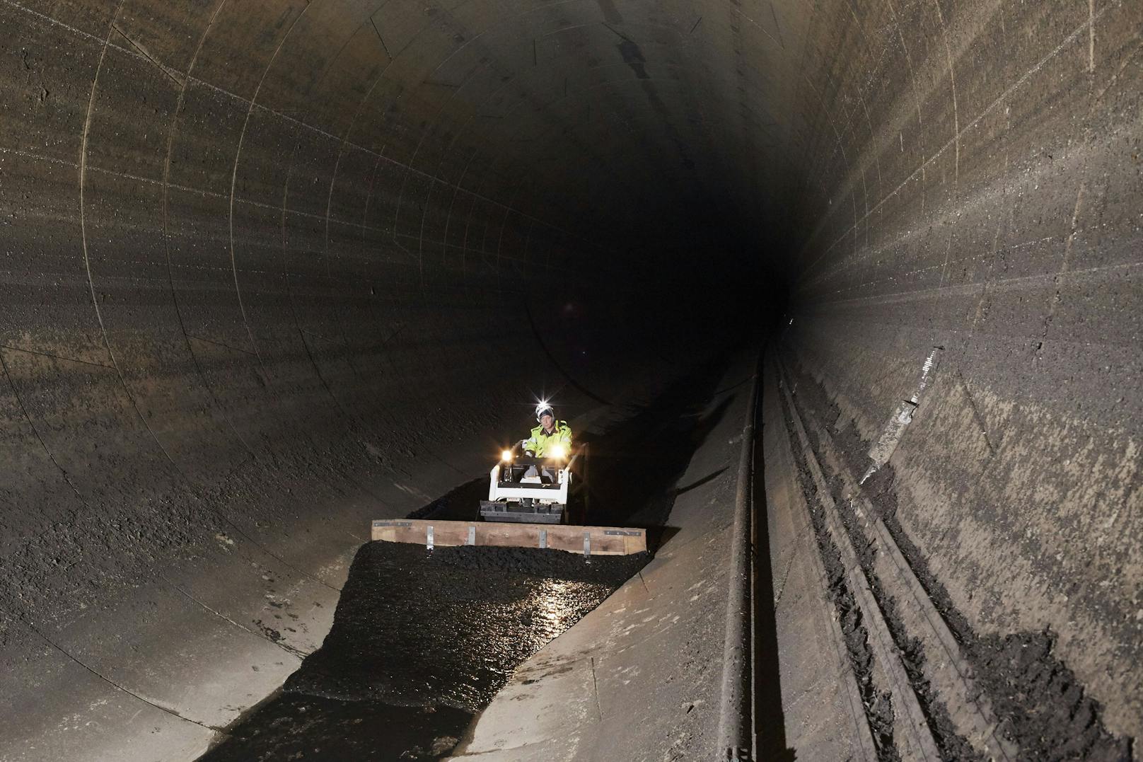 Der Wiental Kanal ist ein unmittelbar unter dem Wienfluss verlaufender Speicherkanal, der das Gewässer bei Regenereignissen vor Verunreinigungen schützt. Der Tiefspeicher ist 3,5 Kilometer lang, verfügt über ein Fassungsvermögen von 110 Millionen Liter und wurde in zwei Bauabschnitten (1997-2001 und 2003-2006) errichtet. Er schließt beim Ernst-Arnold-Park am rechten Wienfluss-Sammelkanal an und verläuft unterhalb des Wienflusses in bis zu 38 Meter Tiefe bis zur Urania, wo er in den im Jahr 2000 fertiggestellten rechten Haupsammelkanal-Entlastungskanal mündet. Die Baukosten beliefen sich auf 98,8 Millionen Euro.