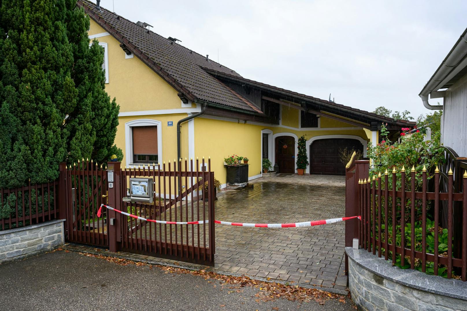 In diesem Haus in Pergkirchen bei Perg wurden die drei Leichen gefunden. 