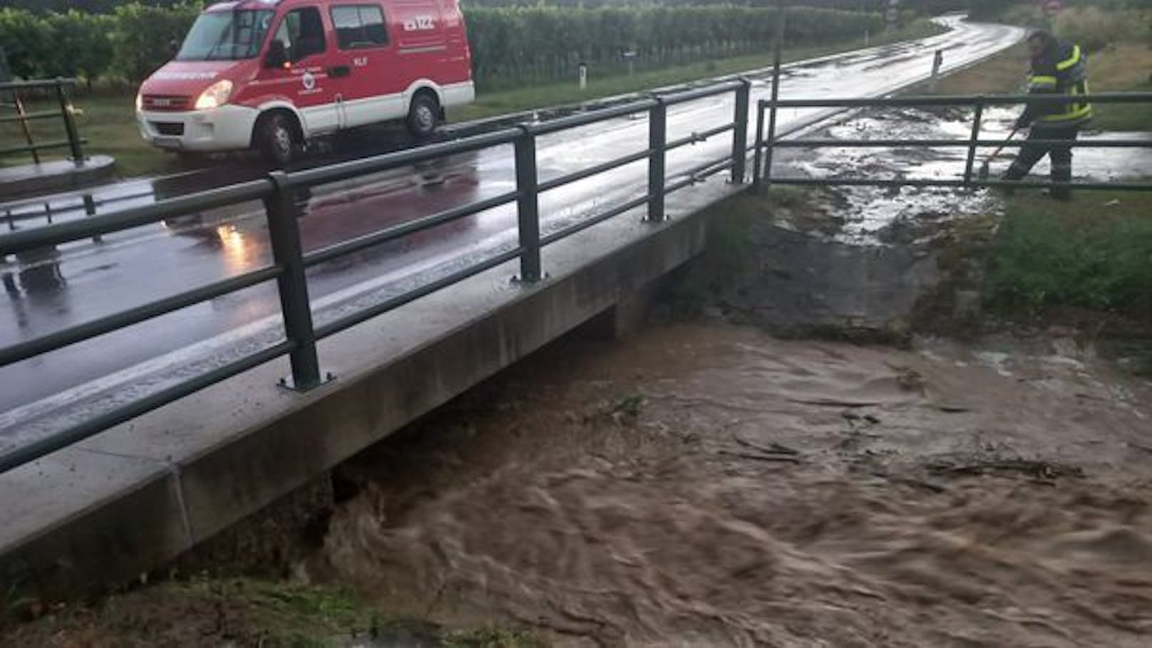 Wegen den enormen Niederschlägen konnte das Wasser nicht mehr abrinnen - Hochwasser war die Folge. Die FF Schönberg am Kamp musste ausrücken.