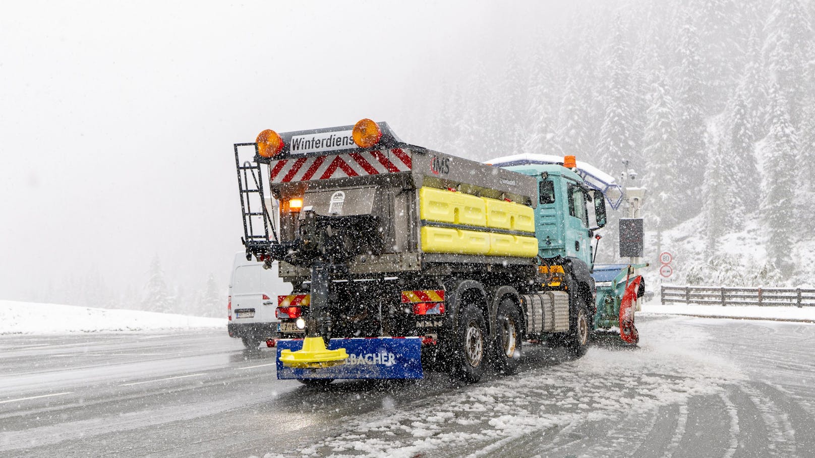 Schneefall am Nordportal des Felbertauerntunnels. Der Winterdienst musste ausrücken.