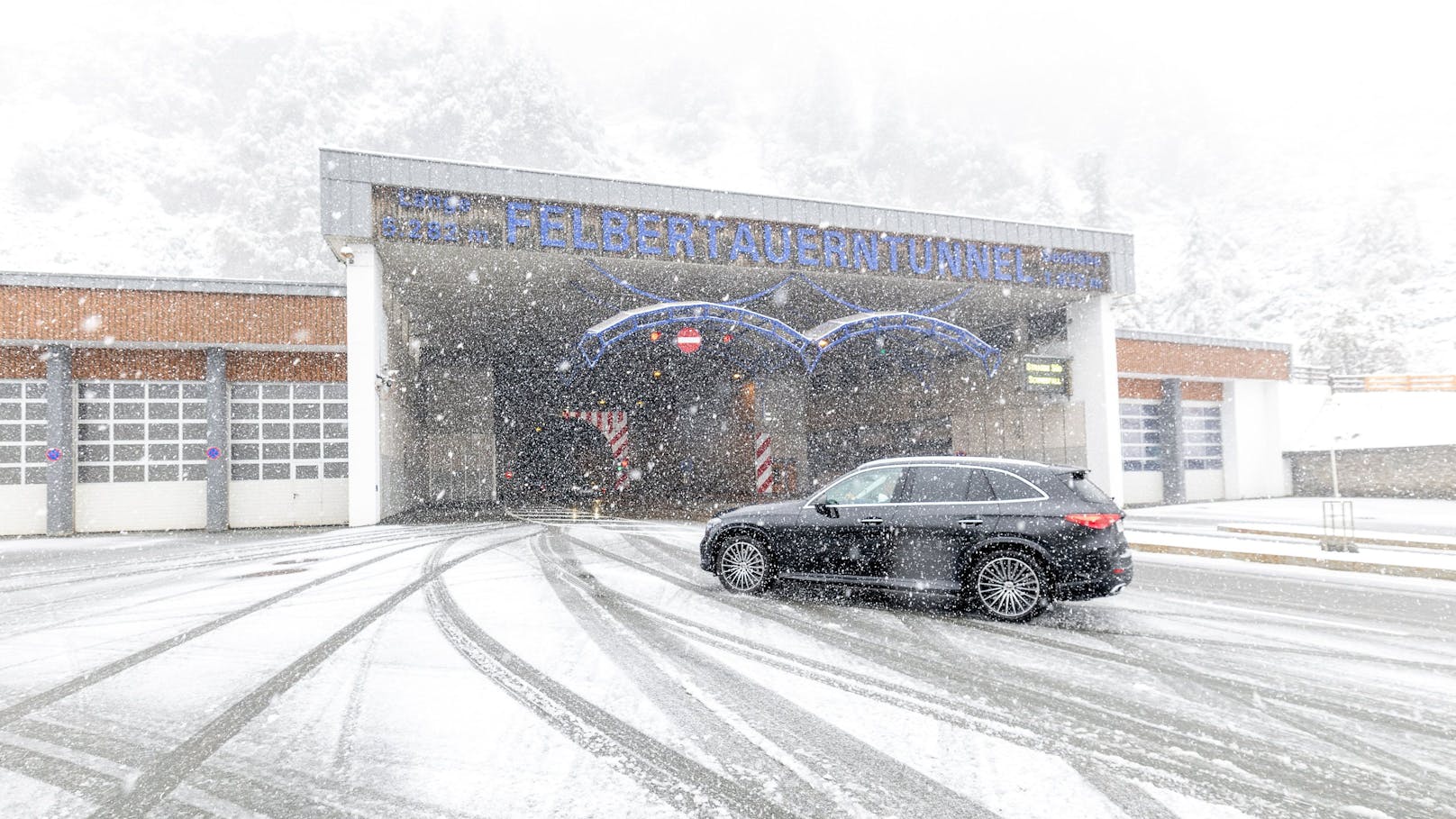 Schneefall am Südportal des Felbertauerntunnels in Mittersill, Salzburg.